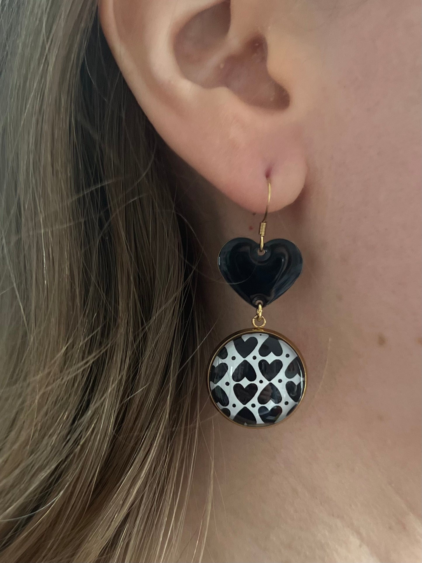 BOUCLES D'OREILLES PENDANTES coeurs noirs et blancs finition dorée ou argentée