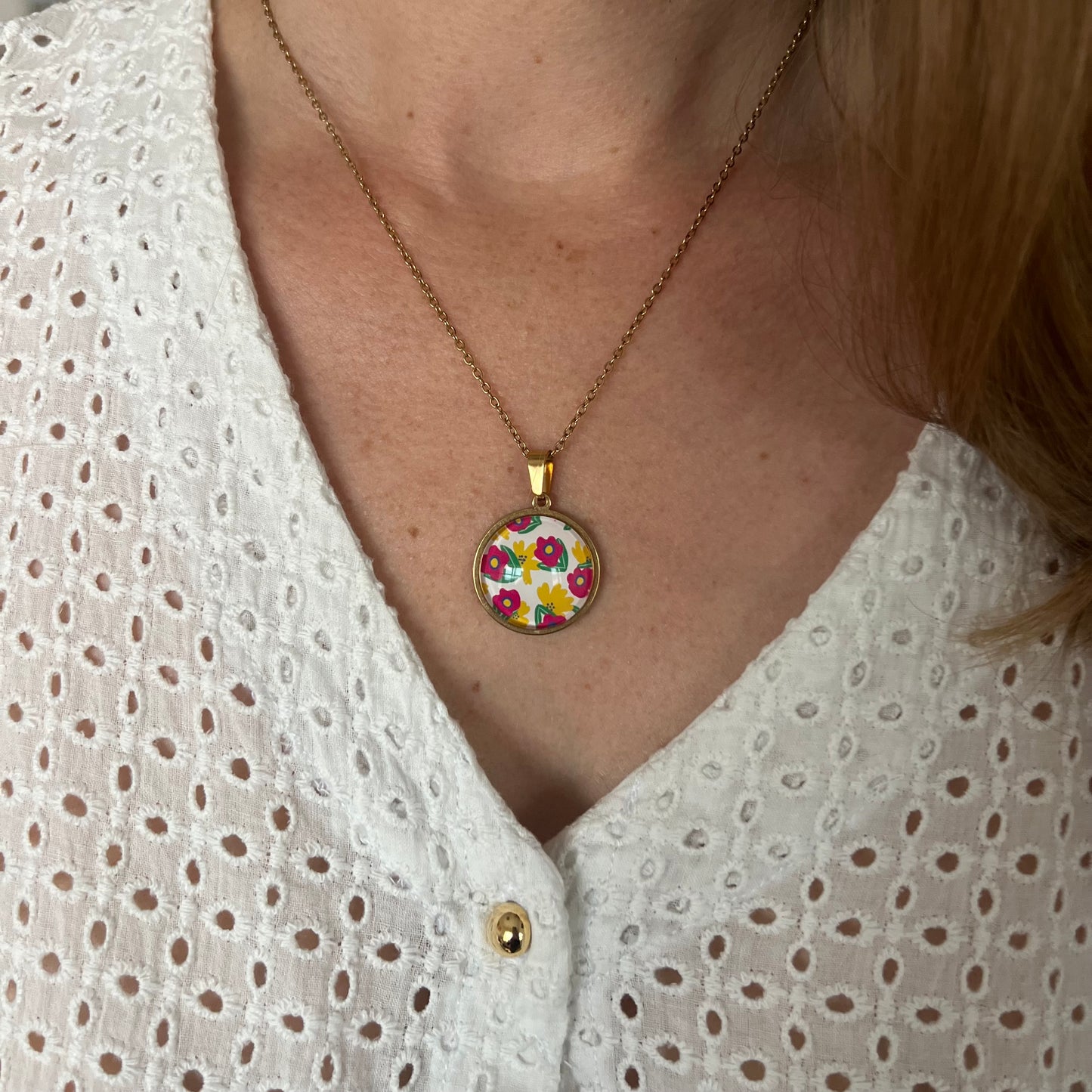 Collier fleurs roses et jaunes sur fond blanc, acier inoxydable doré / argenté