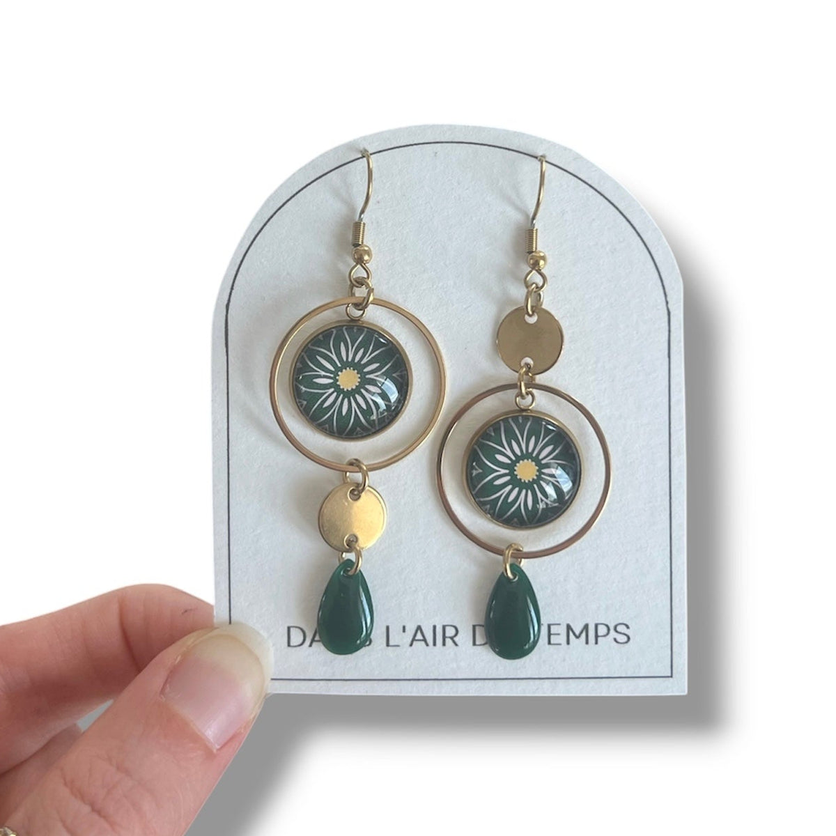 Boucles d'oreilles asymétriques marguerite verte