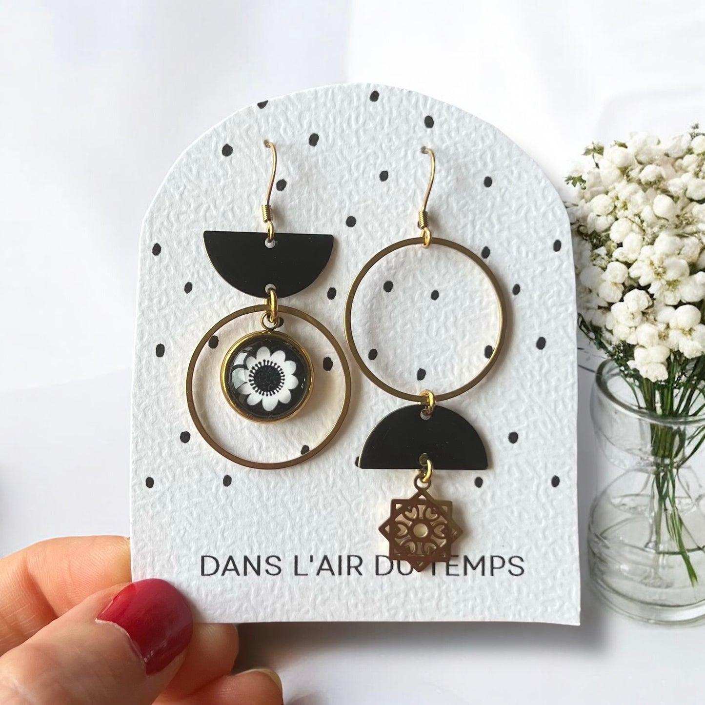 Boucles d'oreilles asymétriques fleur noire et blanche finition dorée