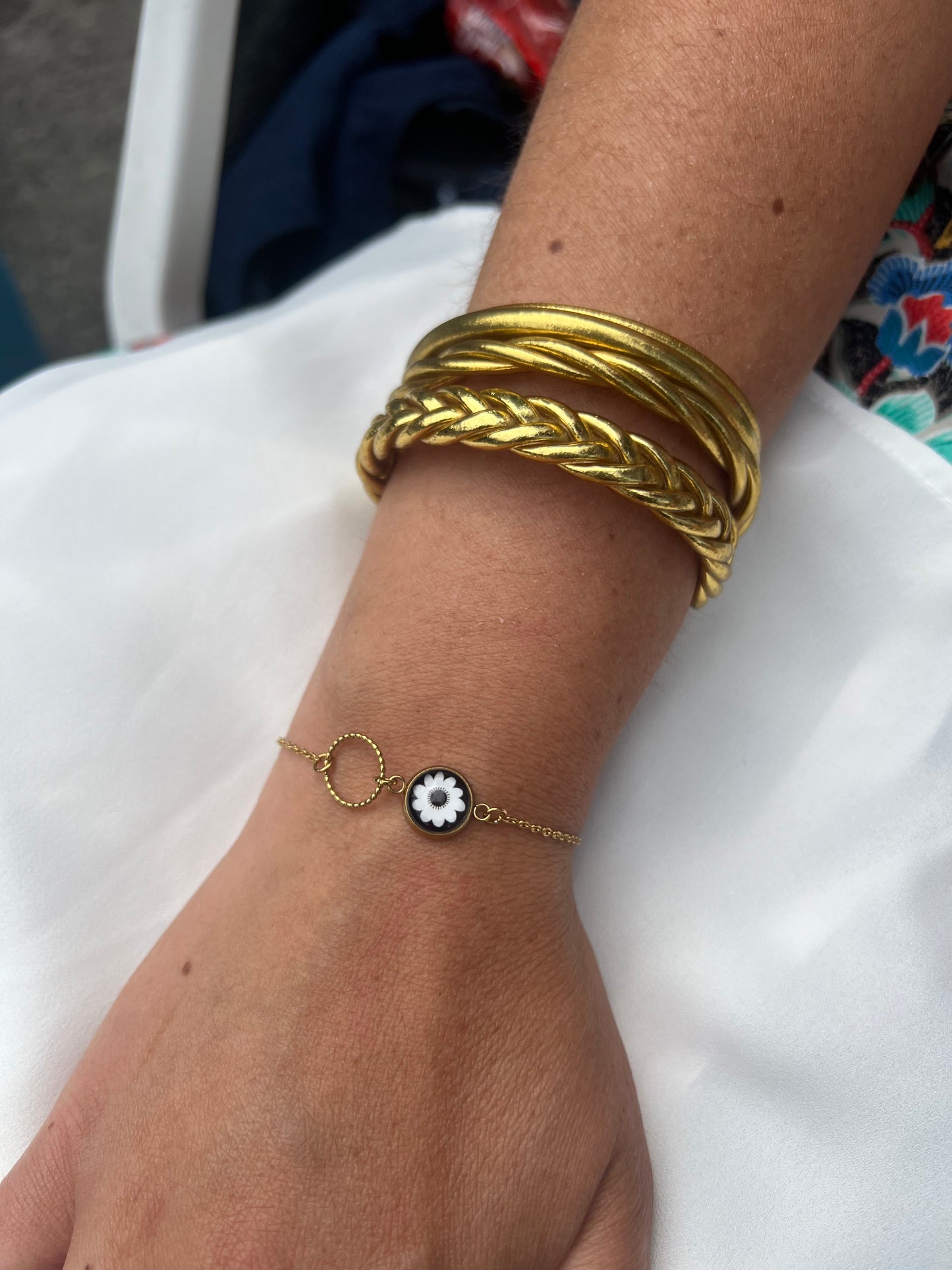 Bracelet fleur noire et blanche, finition dorée ou argentée