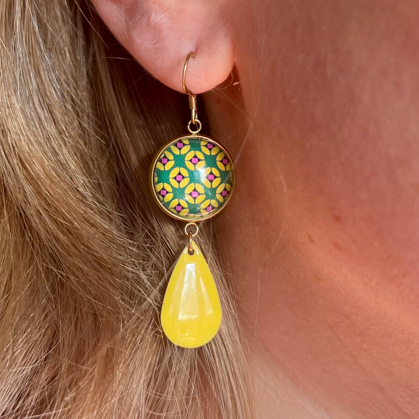 BOUCLES D'OREILLES pendantes motif géométrique vert jaune et violet