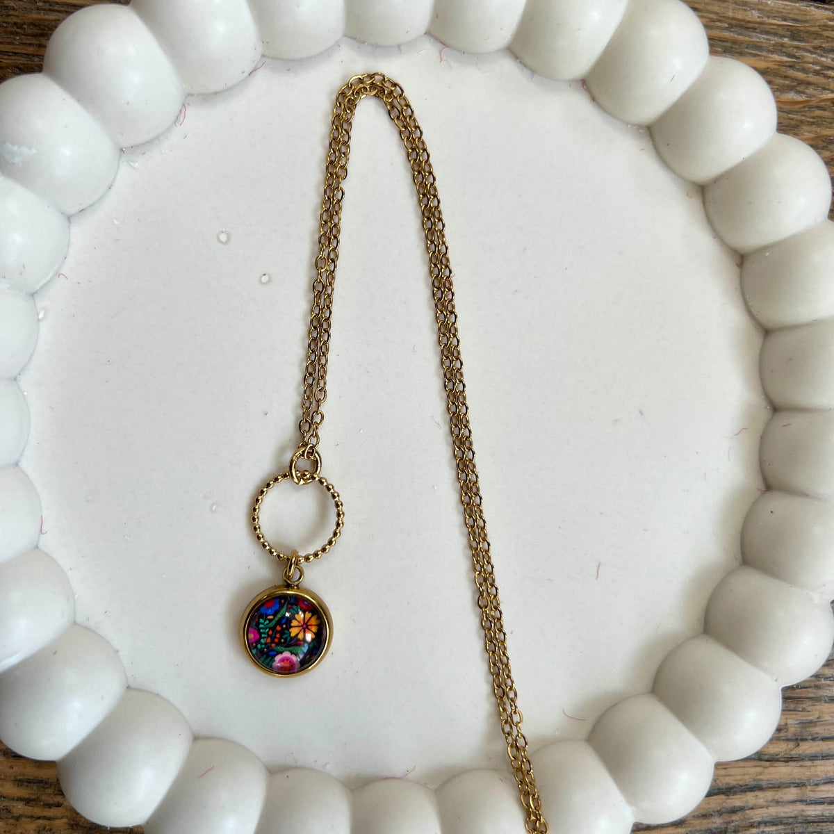 Collier motif floral multicolore sur fond noir
