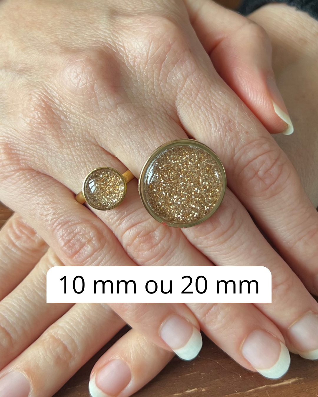 Bague motif floral coloré sur fond noir finition dorée ou argentée