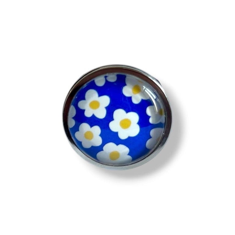 Bague Fleurs Blanches rétro fond bleu