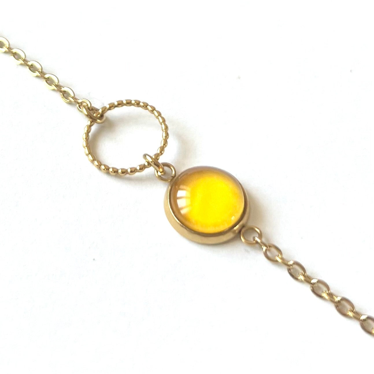 Bracelet fin jaune, anneau ciselé, finition dorée ou argentée