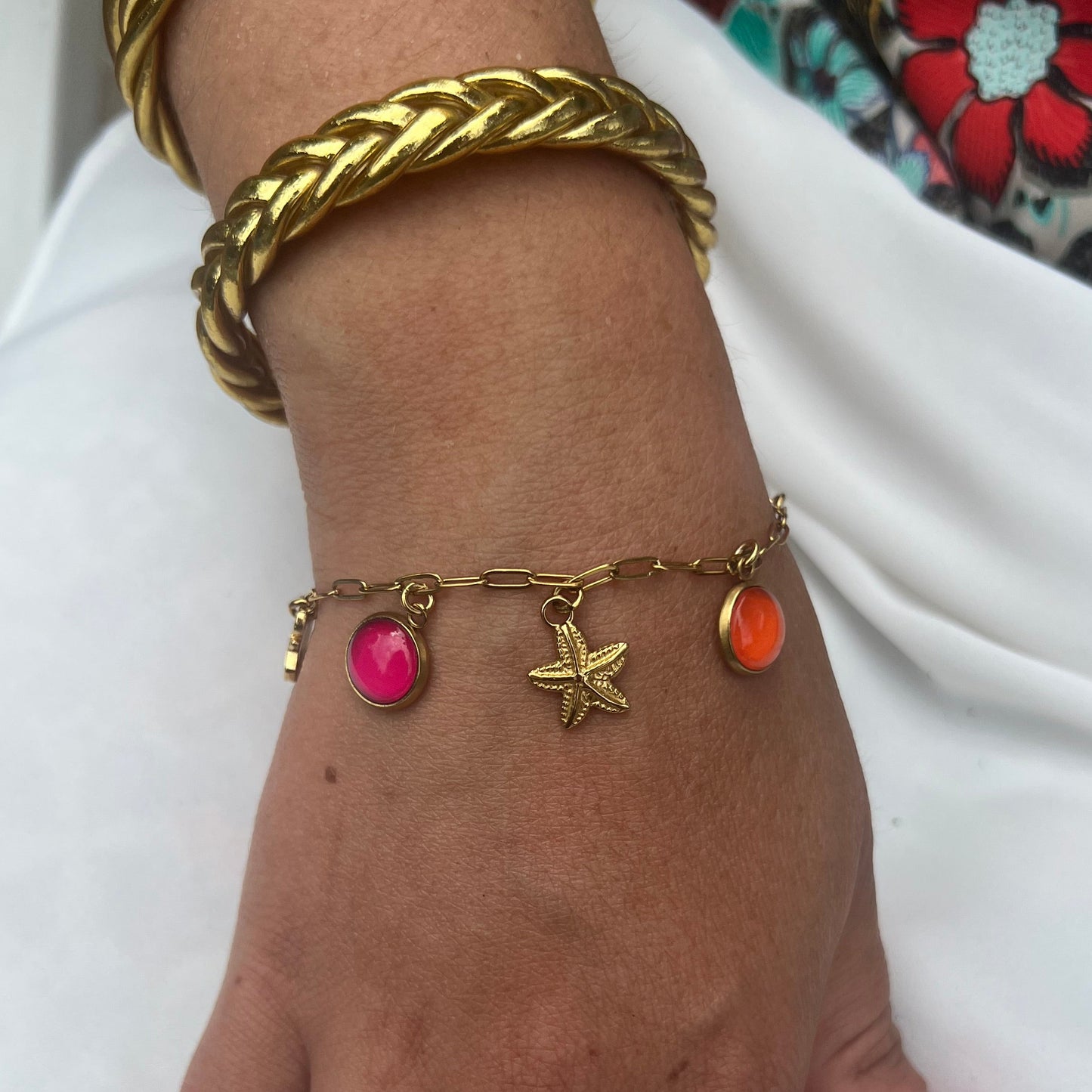 Bracelet breloques orange rose et paillettes dorées