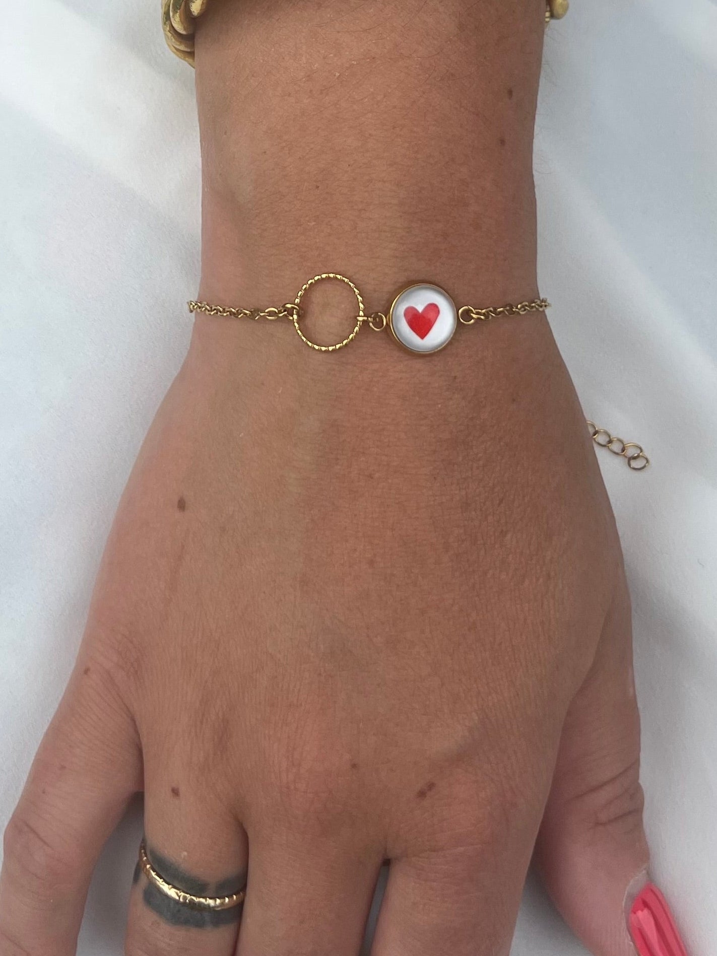 Bracelet fin coeur Rouge, anneau ciselé, finition dorée ou argentée