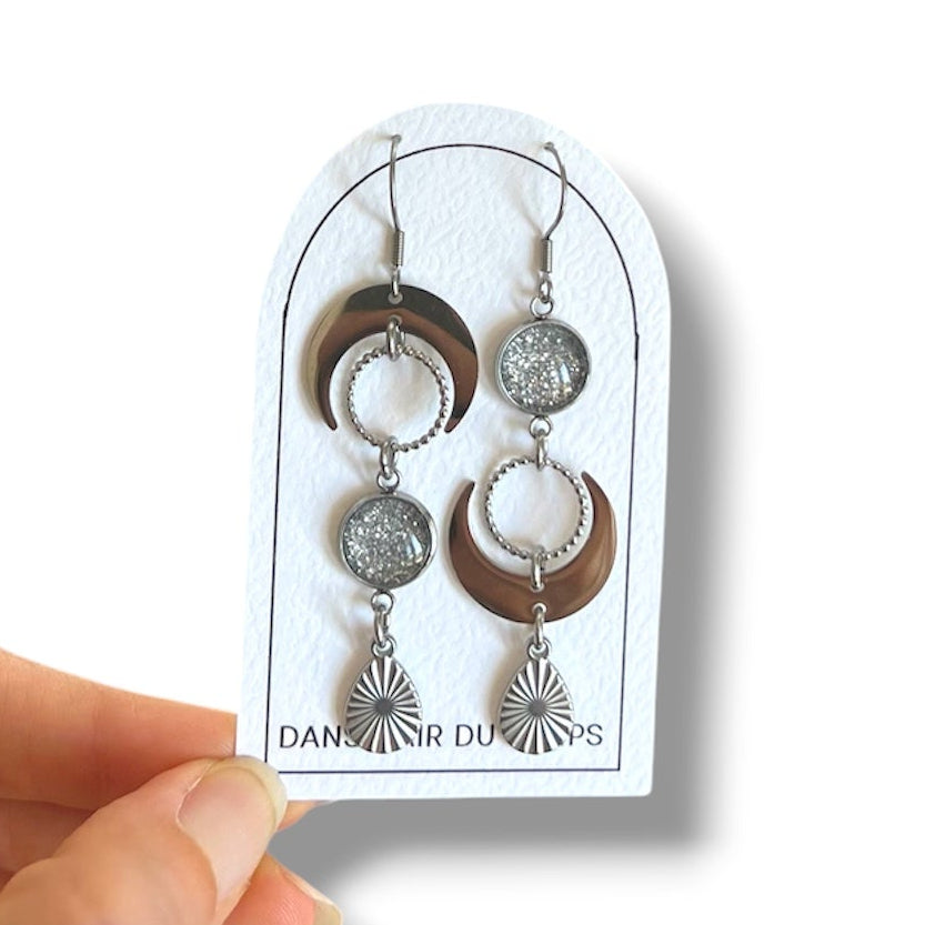 Boucles d'oreilles asymétriques lunes paillettes argentées