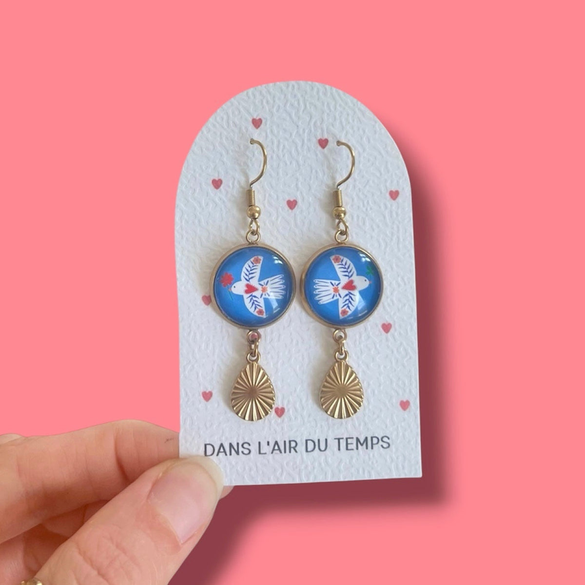 Boucles d'oreilles oiseaux blancs sur fond bleu