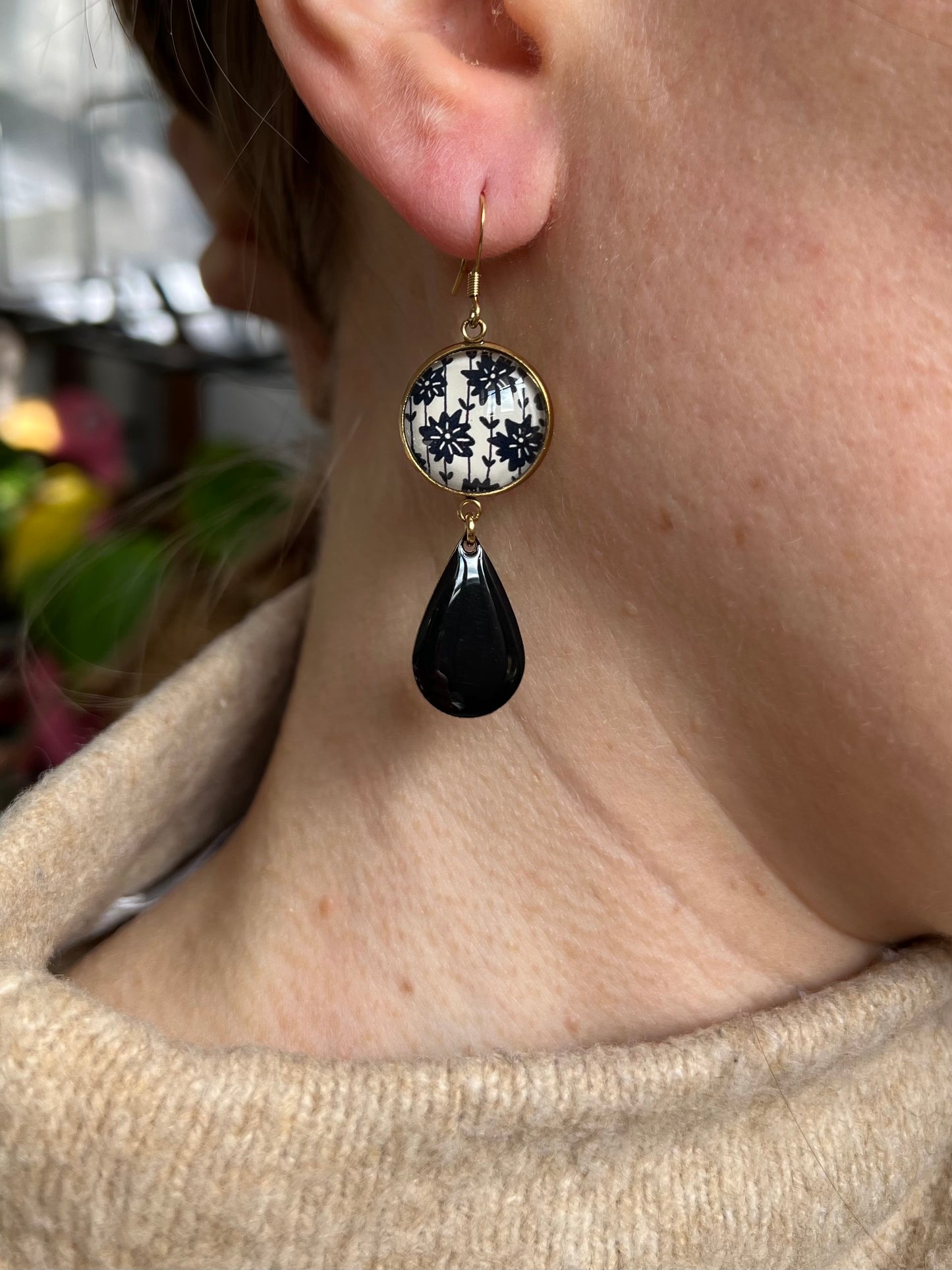 Black and white Flowers Earrings, Golden or Silver Finish