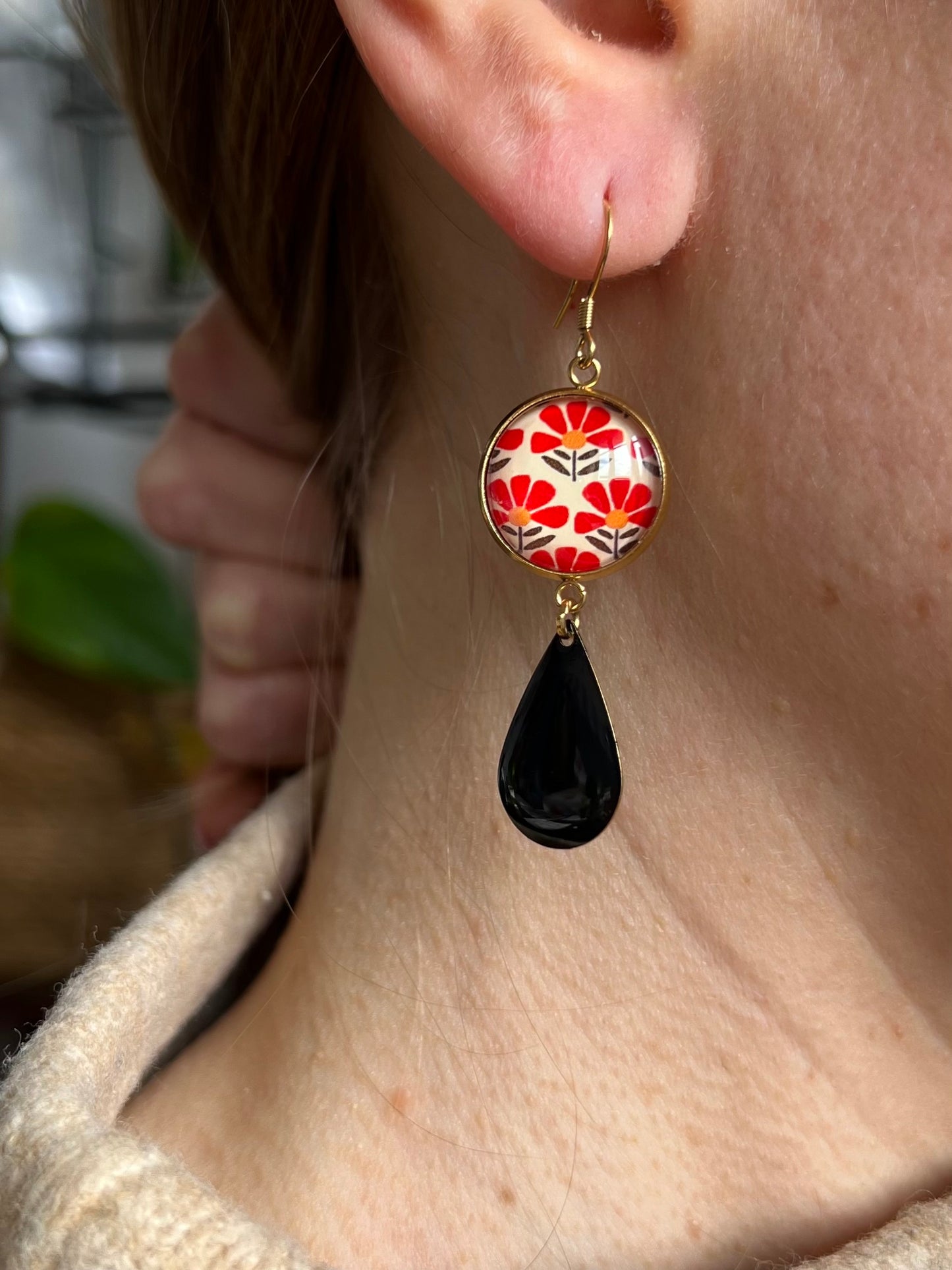 BOUCLES D'OREILLES pendantes fleurs rouges japonaises, émail noir, finition dorée ou argentée