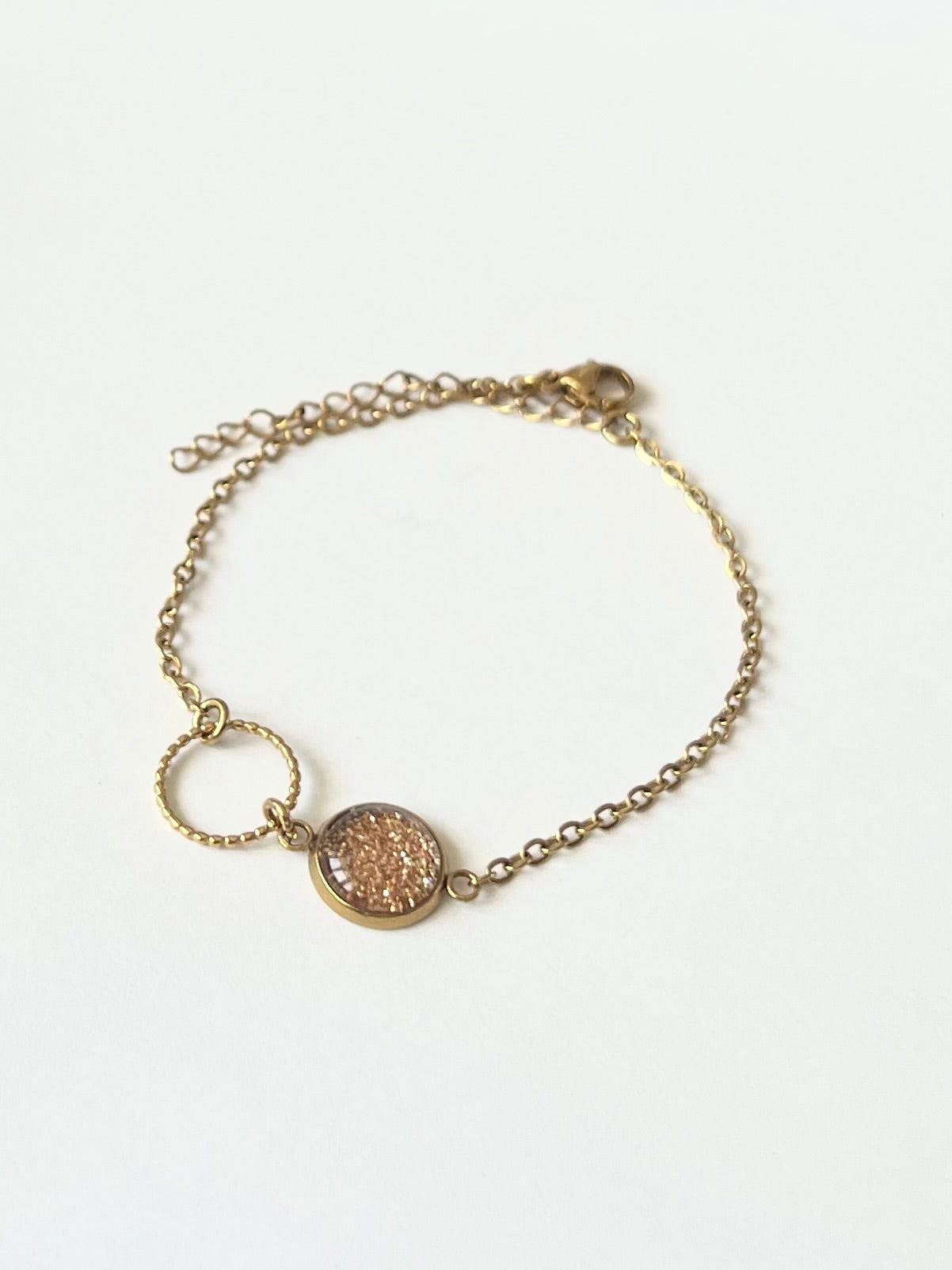 Bracelet fin Paillettes Dorées, anneau ciselé, finition dorée ou argentée