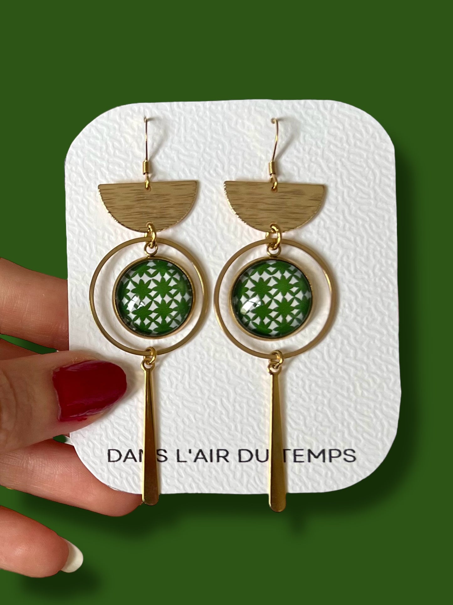 Boucles d'oreilles motif géométrique vert et blanc finition dorée ou argentée