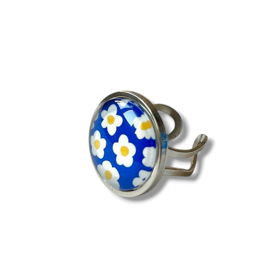 Bague Fleurs Blanches rétro fond bleu