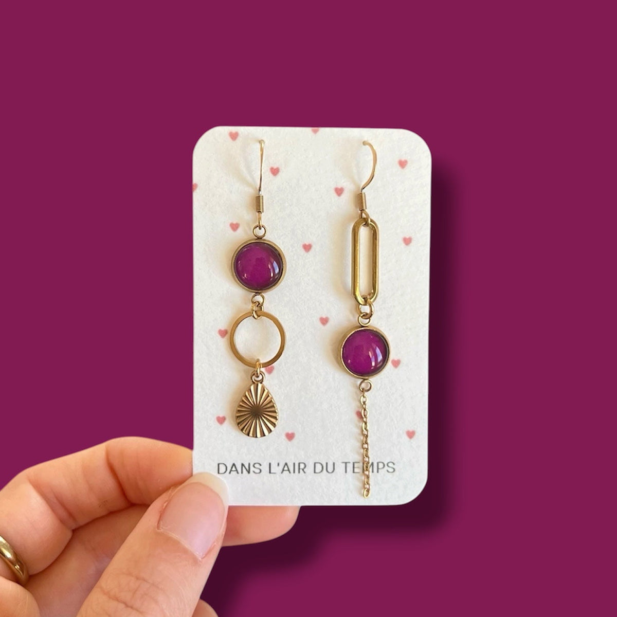 Boucles d'oreilles asymétriques fines prune