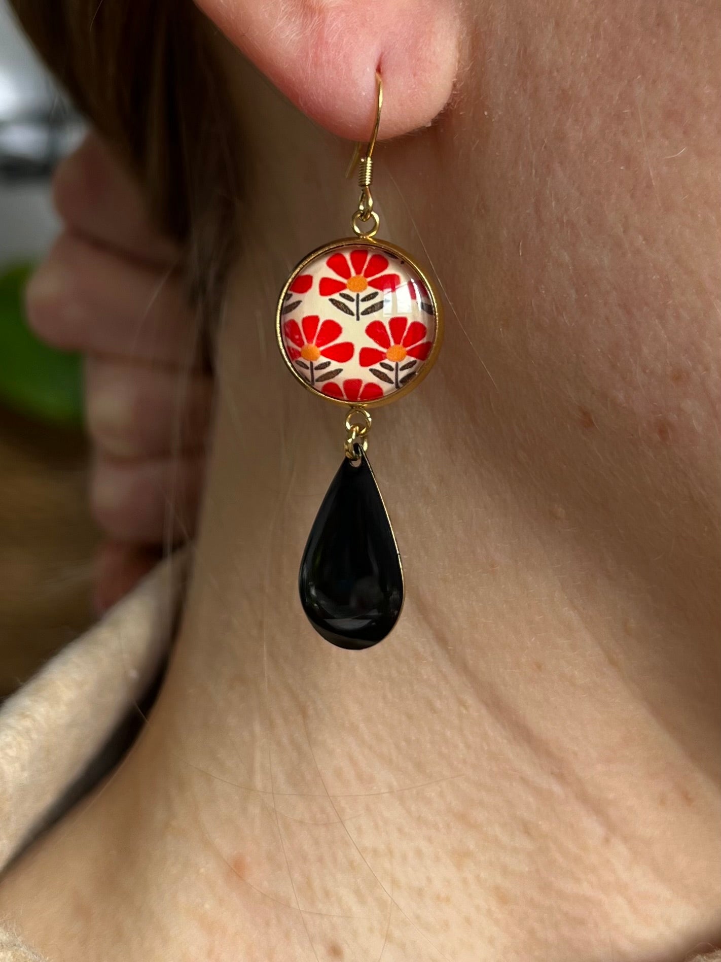 BOUCLES D'OREILLES pendantes fleurs rouges japonaises, émail noir, finition dorée ou argentée