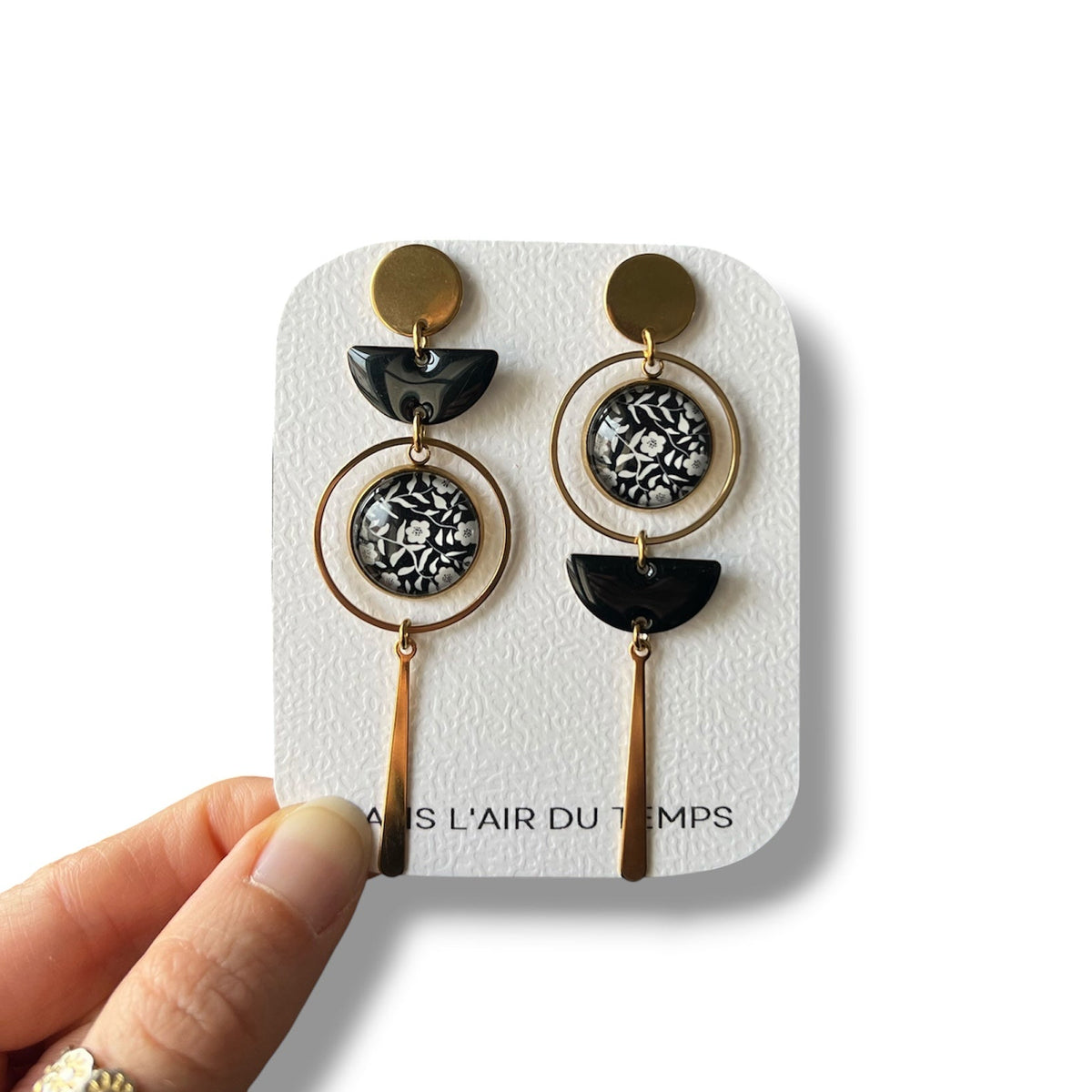 Longues boucles d'oreilles asymétriques fleurs noires et blanches