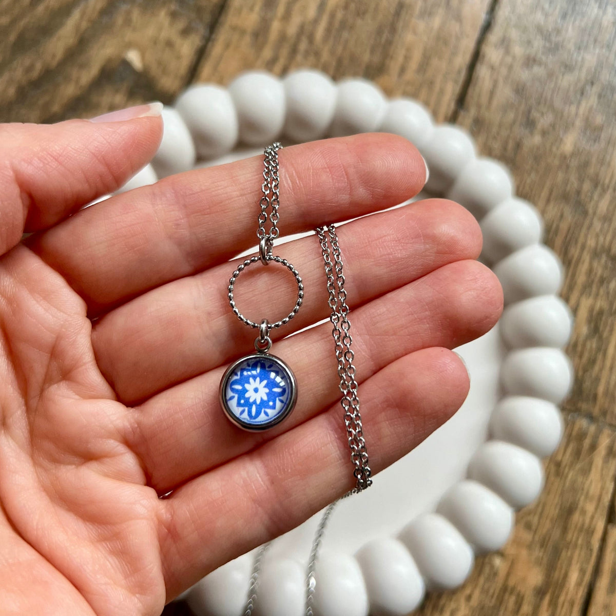 Collier fin mosaïque bleu