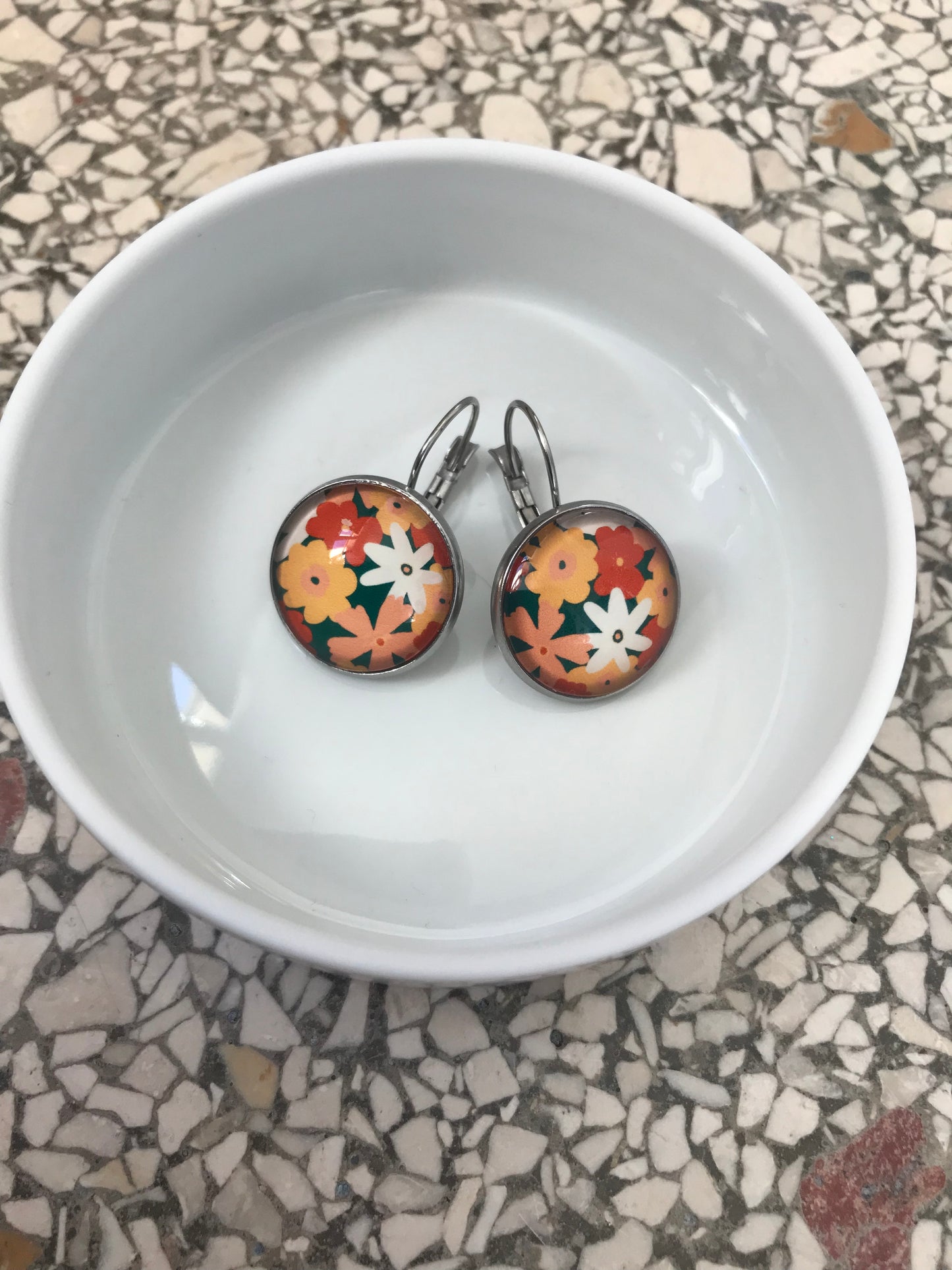 Boucles d'Oreilles Dormeuses Fleurs oranges sur fond vert