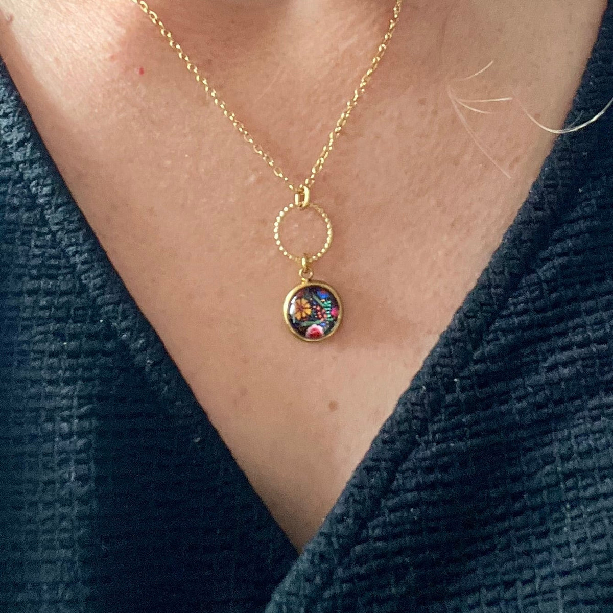 Collier motif floral multicolore sur fond noir