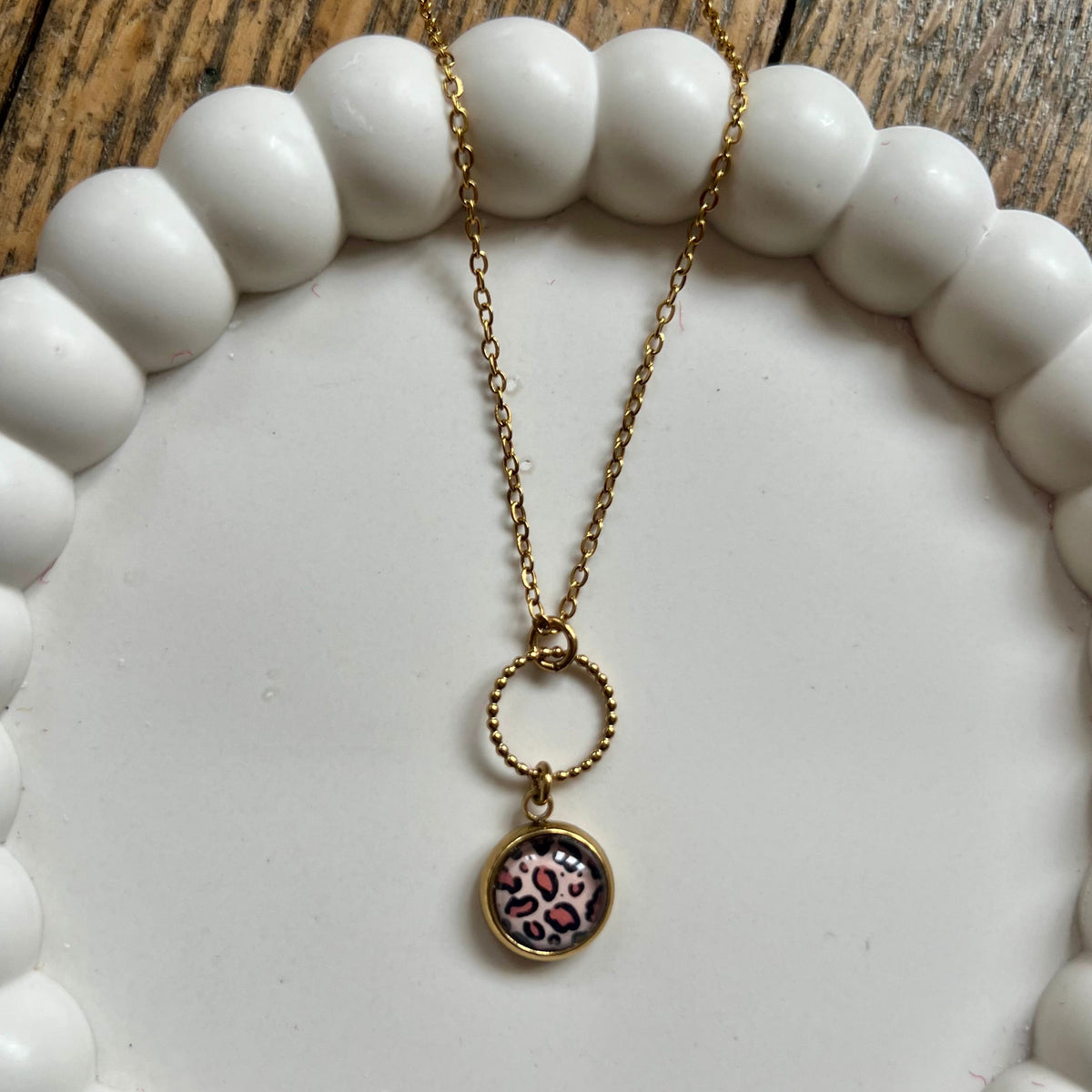Collier fin motif léopard beige