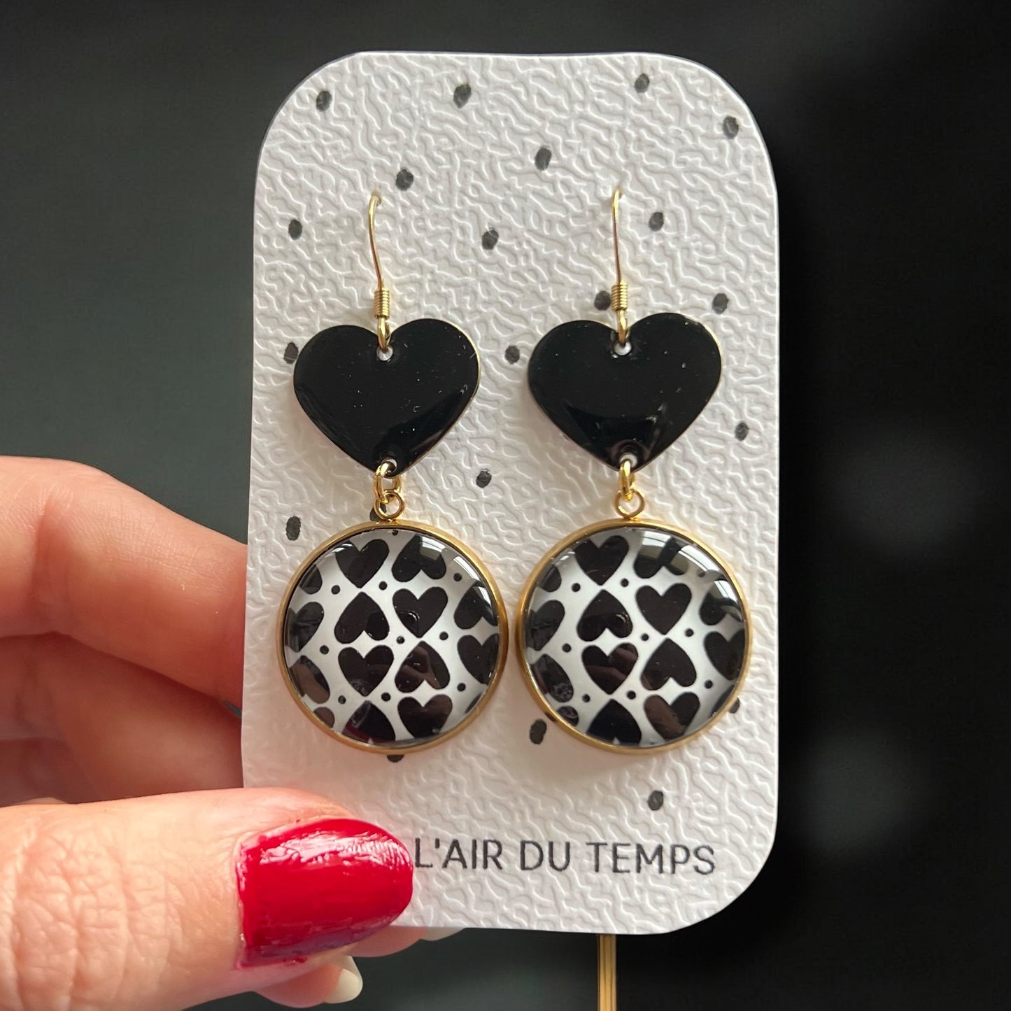 BOUCLES D'OREILLES PENDANTES coeurs noirs et blancs finition dorée ou argentée