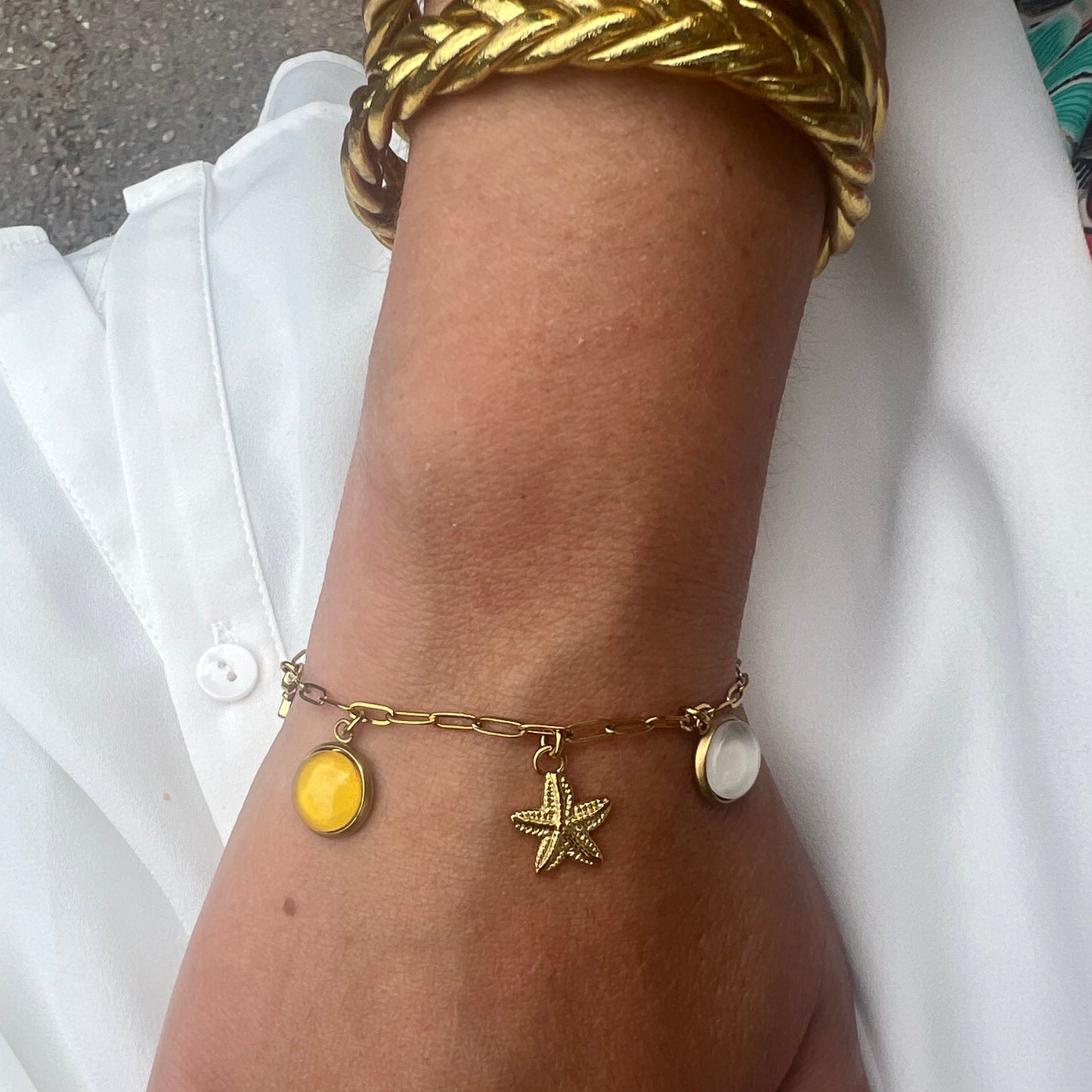 Bracelet breloques jaune beige et brun