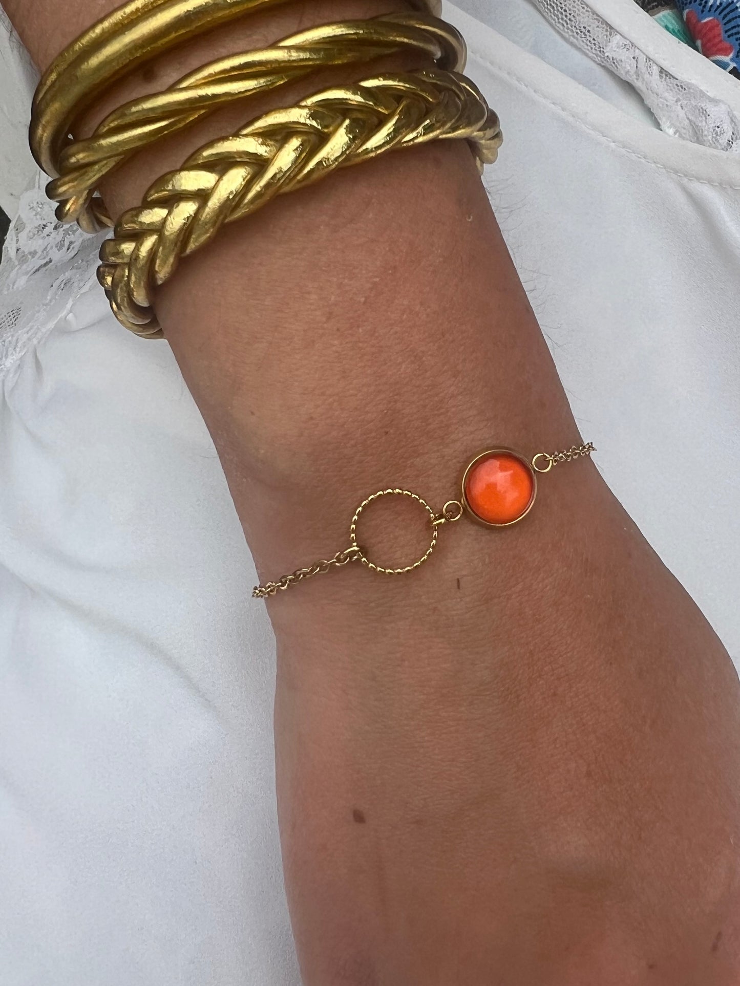 Bracelet fin orange, anneau ciselé, finition dorée ou argentée