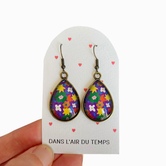 Boucles d'Oreilles Gouttes fleurs multicolores fond violet