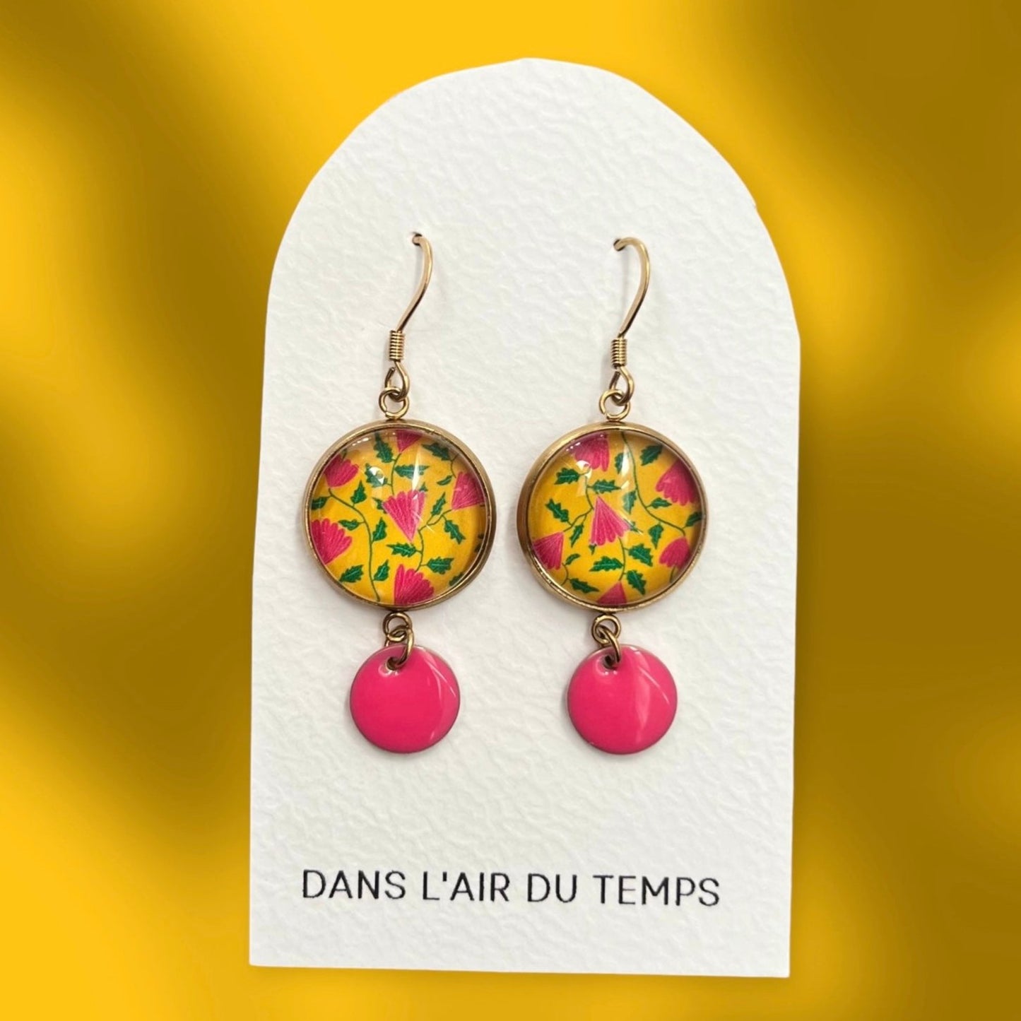 Boucles d'Oreilles Petites Fleurs Roses sur fond Jaune