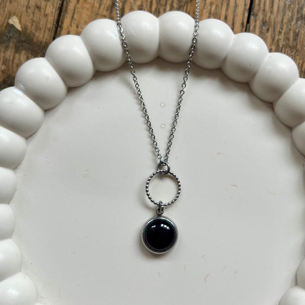 Collier noir chic et intemporel