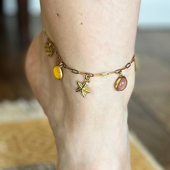 Bracelet de cheville breloques blanc, jaune et brun