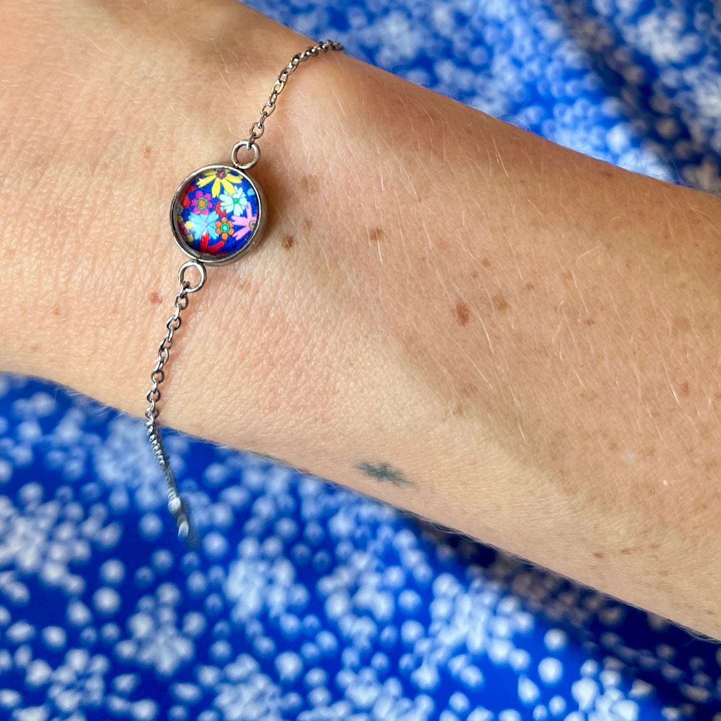 Bracelet rétro 70's sur fond bleu, finition dorée ou argentée