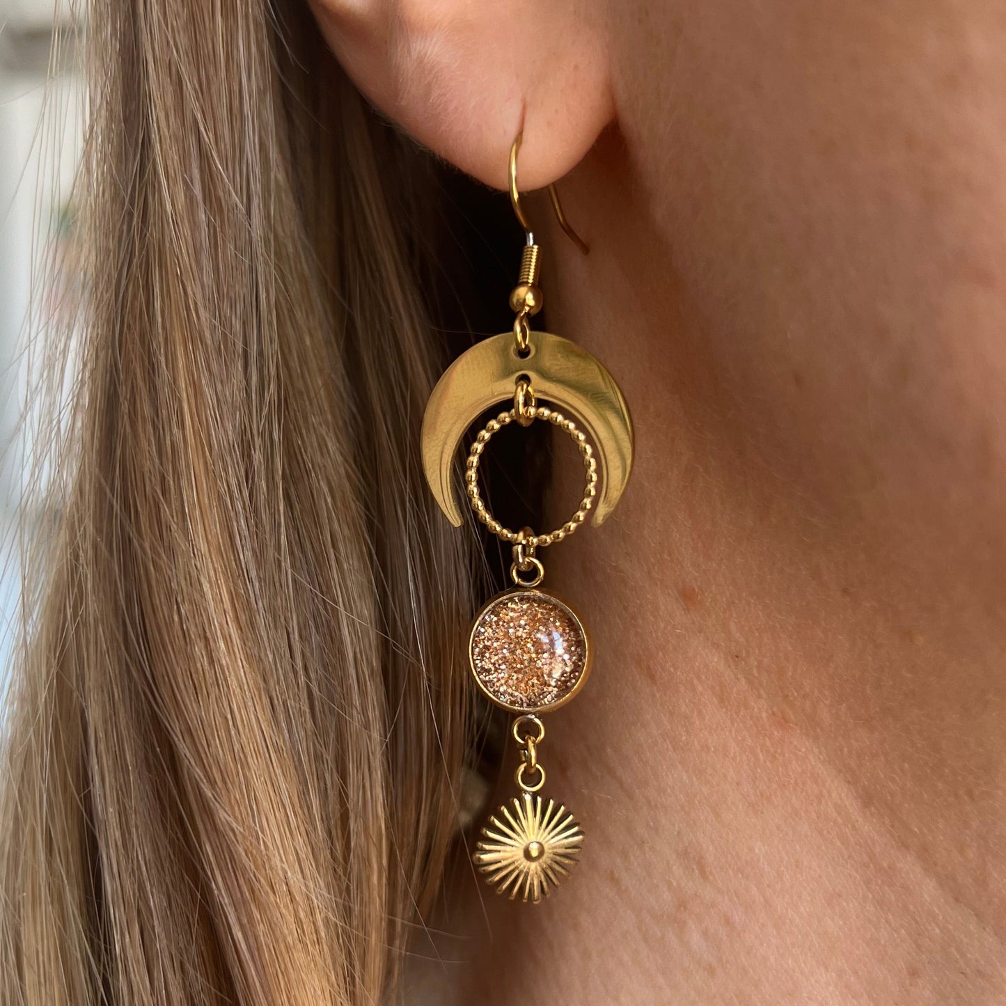 Boucles d'oreilles asymétriques lunes paillettes dorées