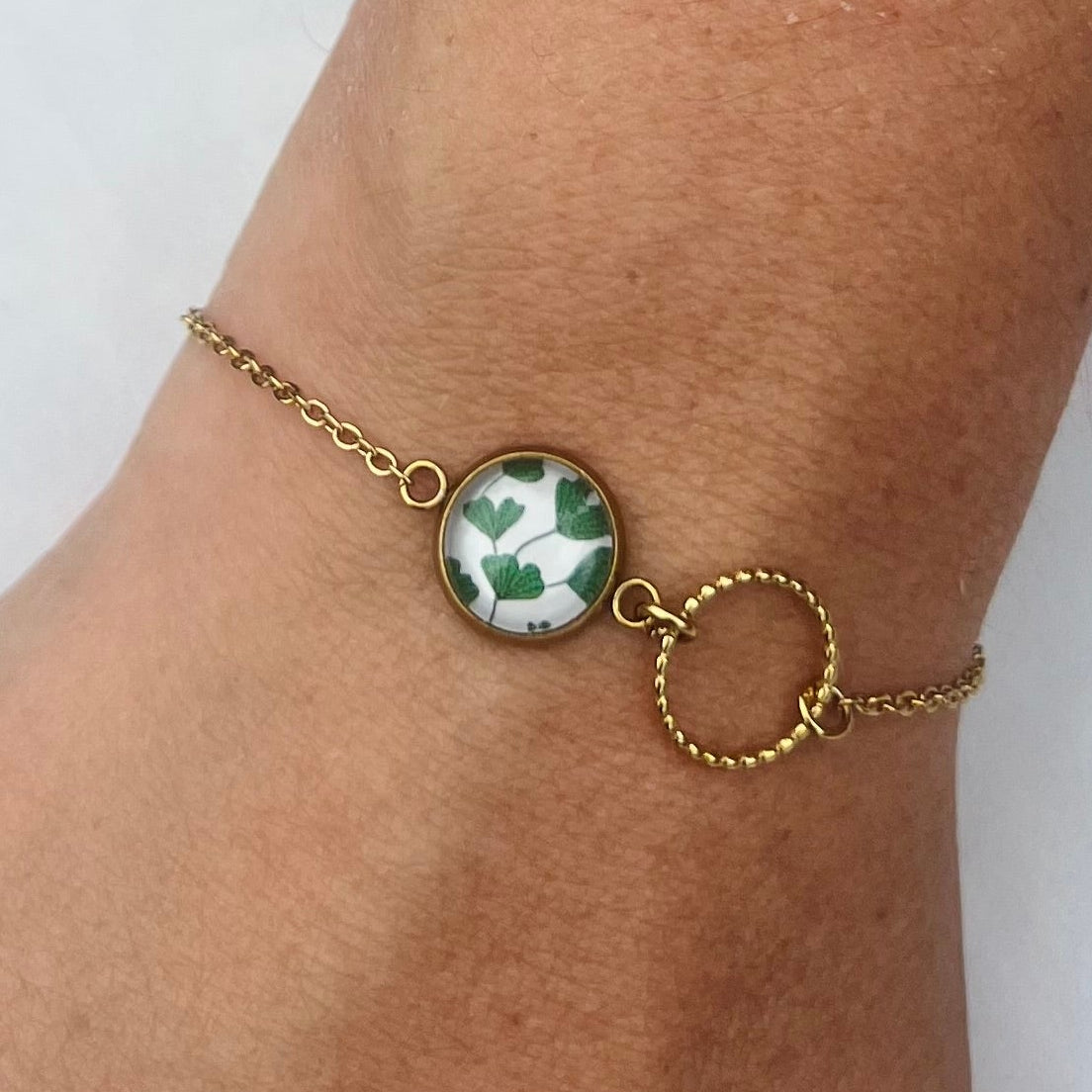 Bracelet fin ginkgo vert, anneau ciselé, finition dorée ou argentée