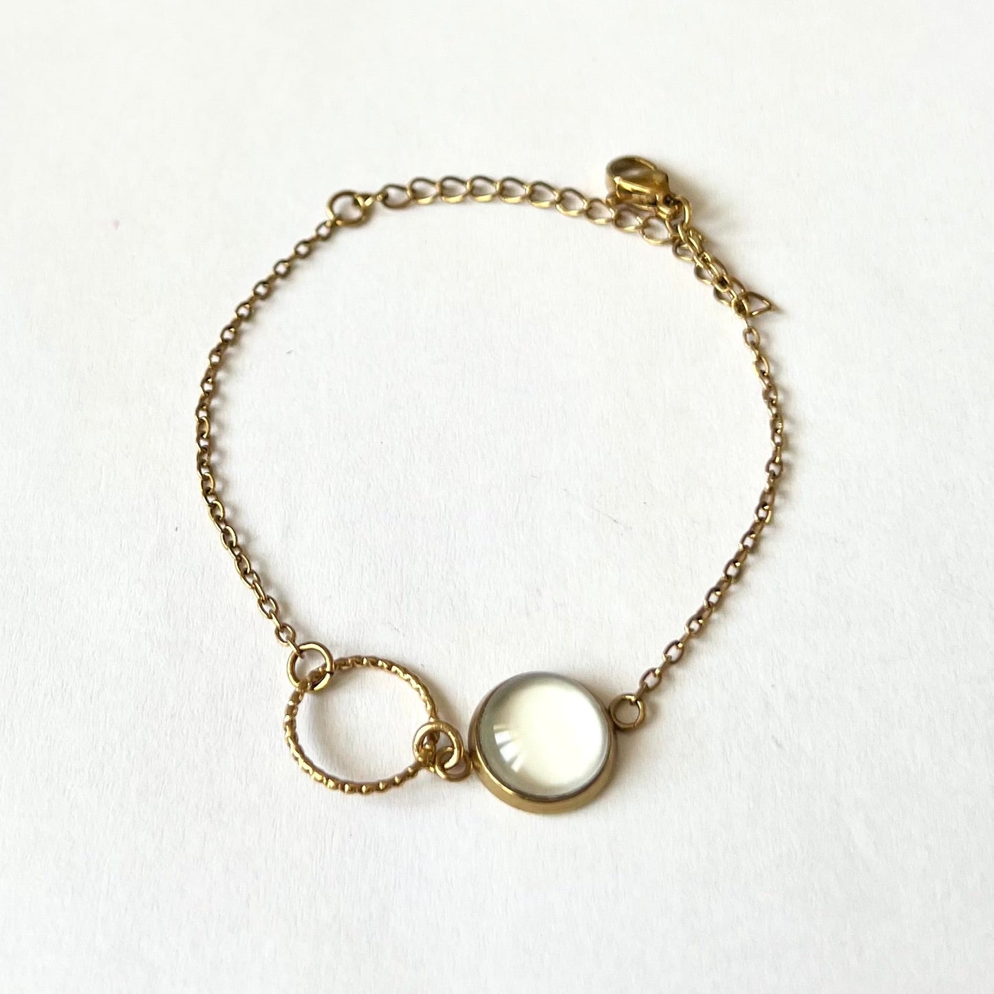 Bracelet fin beige, anneau ciselé, finition dorée ou argentée