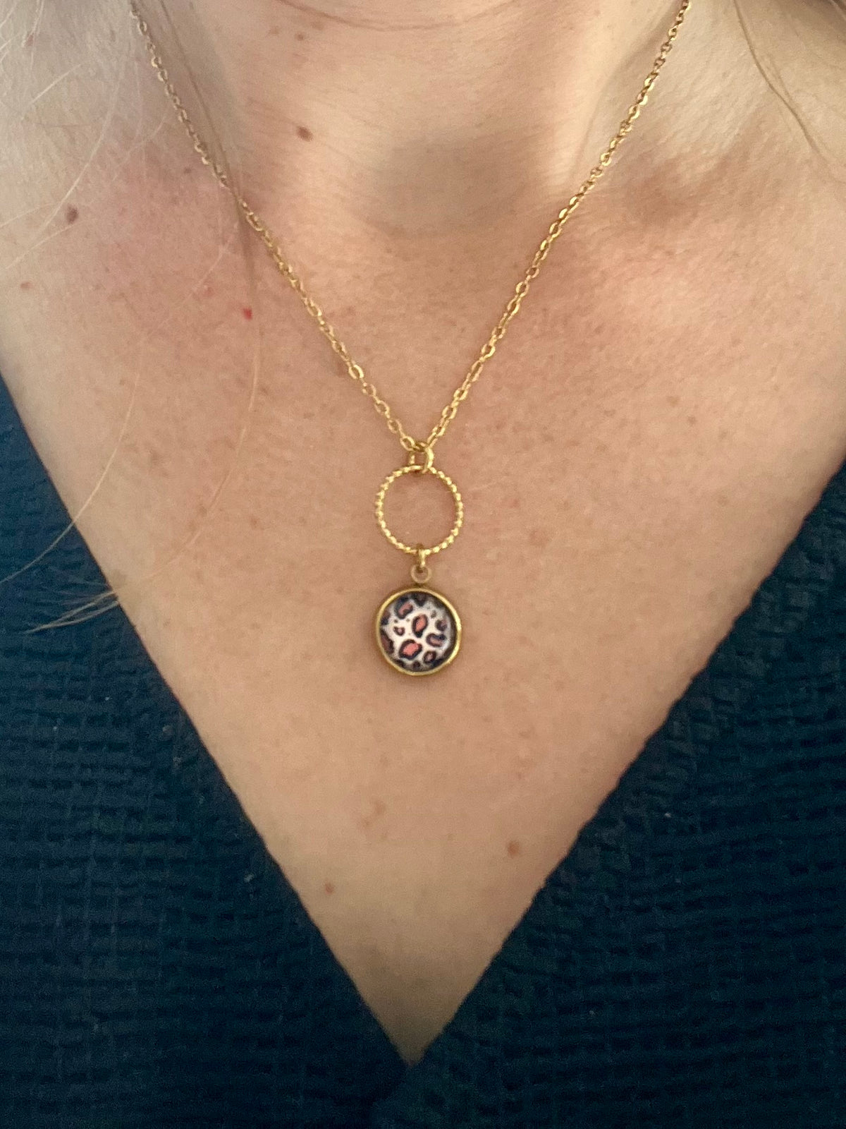 Collier fin motif léopard beige
