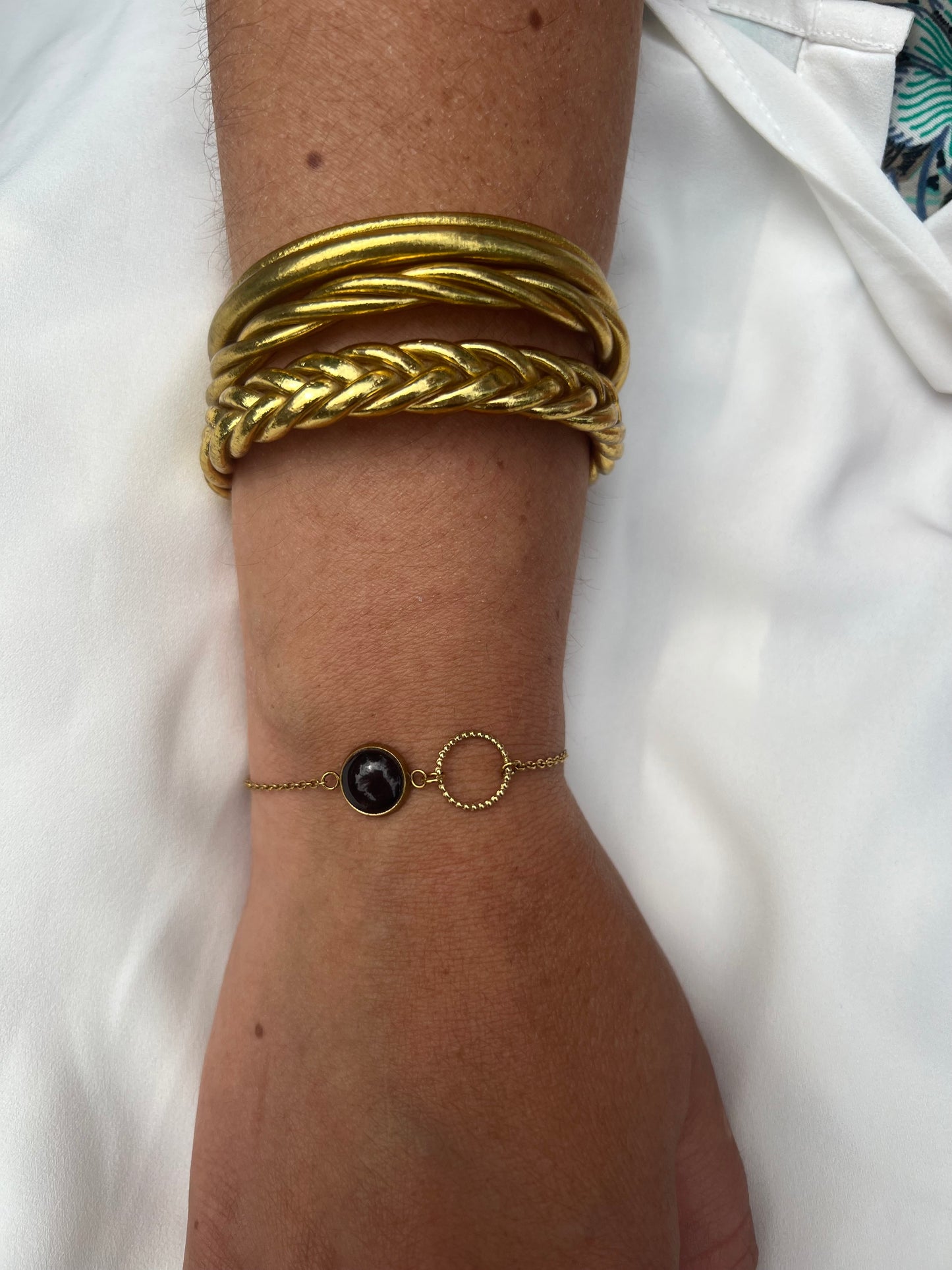 Bracelet fin noir, anneau ciselé, finition dorée ou argentée