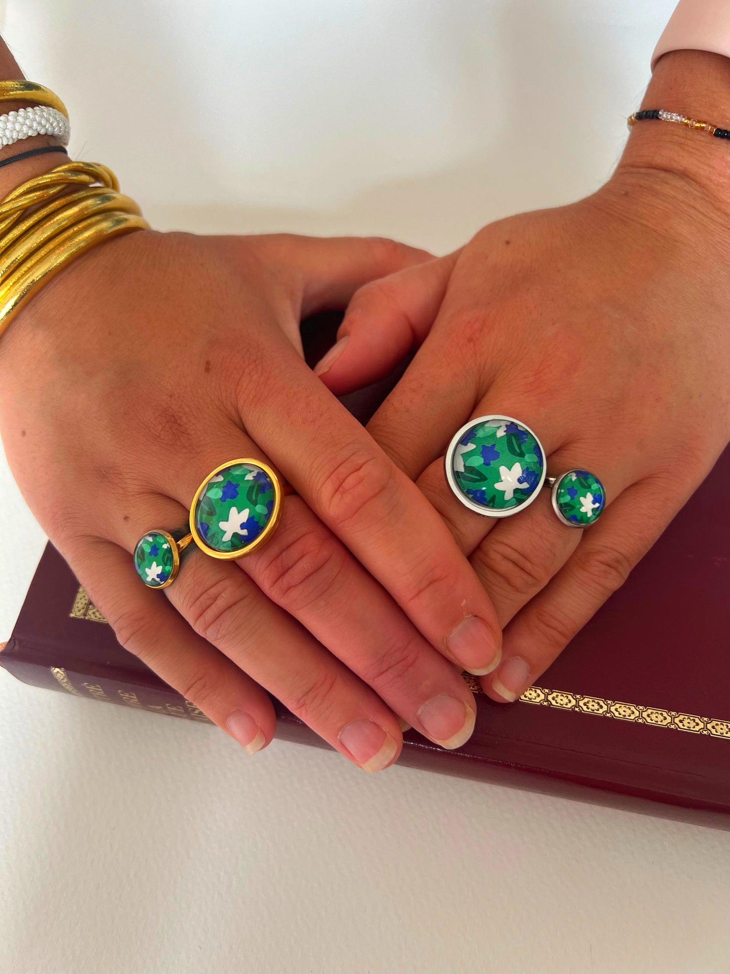 Bague dorée Fleurs bleues et blanches fond vert