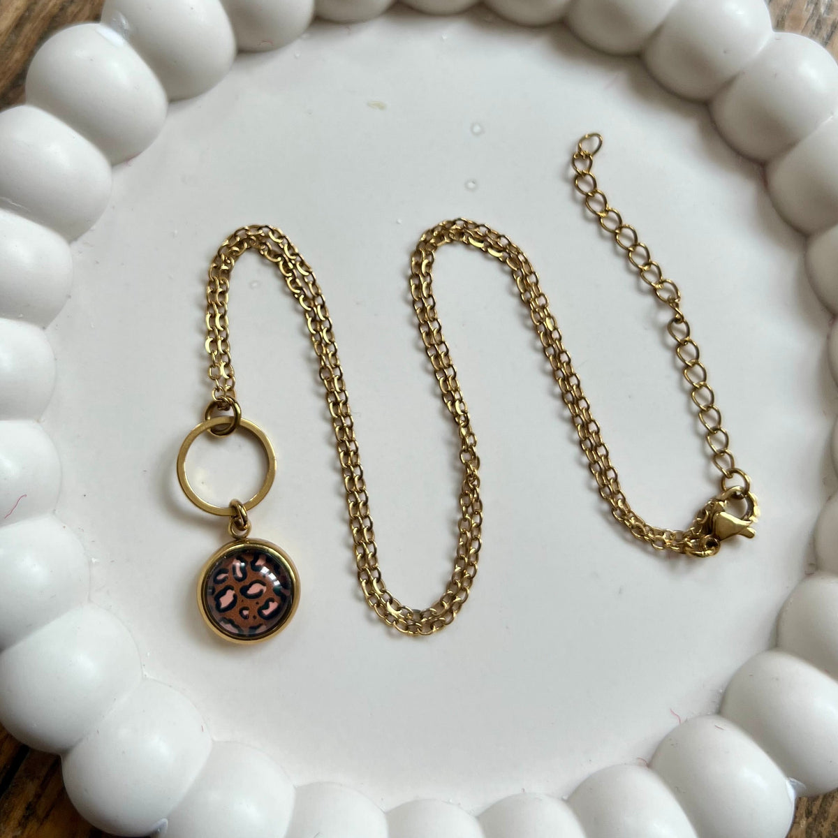 Collier motif léopard marron raffiné