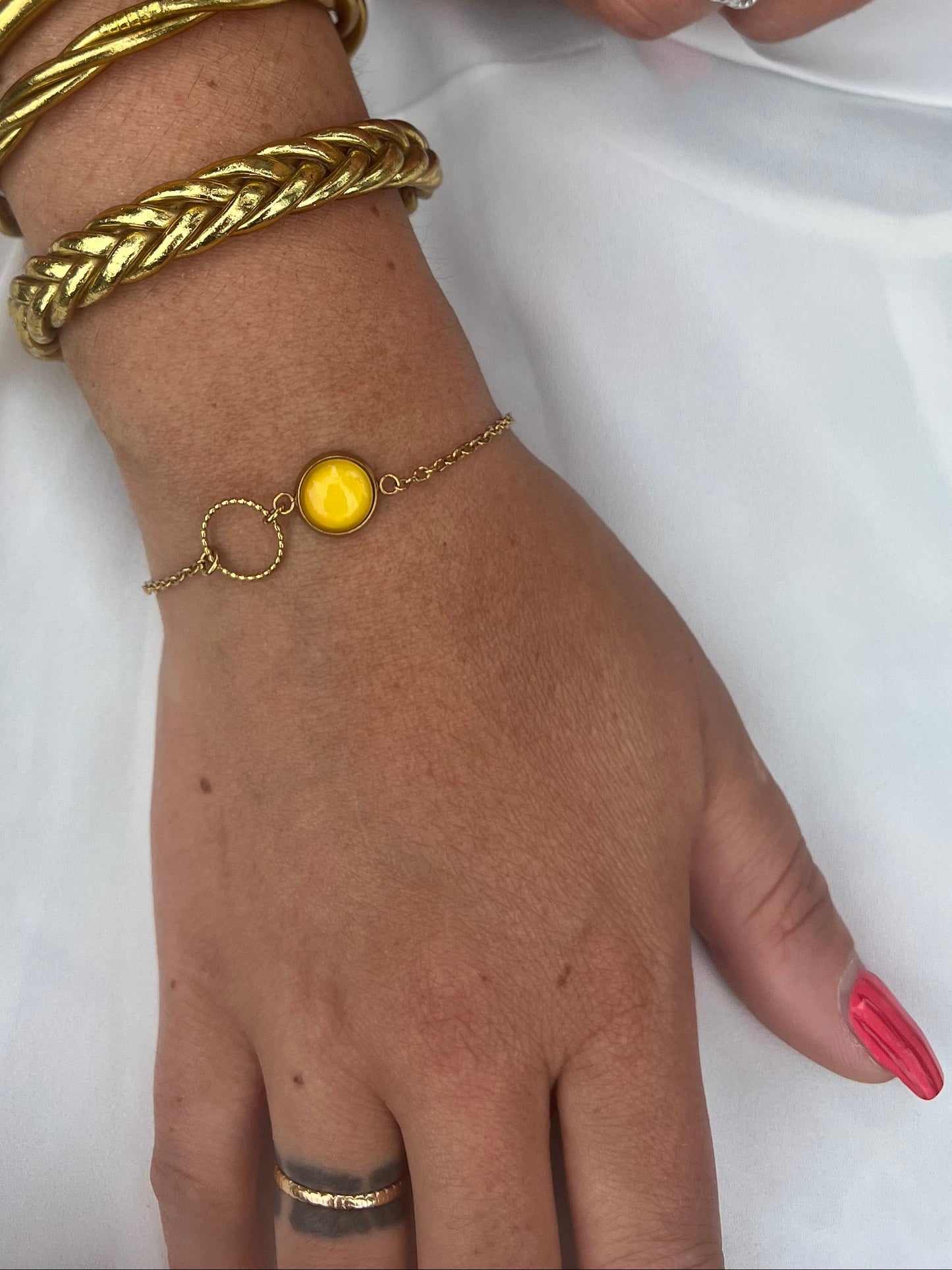 Bracelet fin jaune, anneau ciselé, finition dorée ou argentée