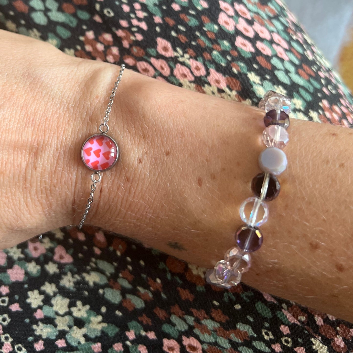 Bracelet Coeur Rouge sur fond rose finition dorée ou argentée
