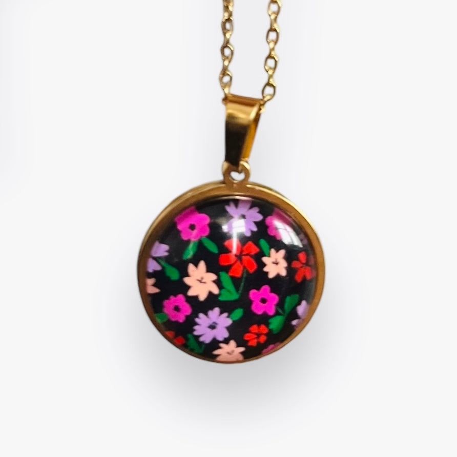 Collier fleurs roses et rouges sur fond noir, acier inoxydable doré / argenté