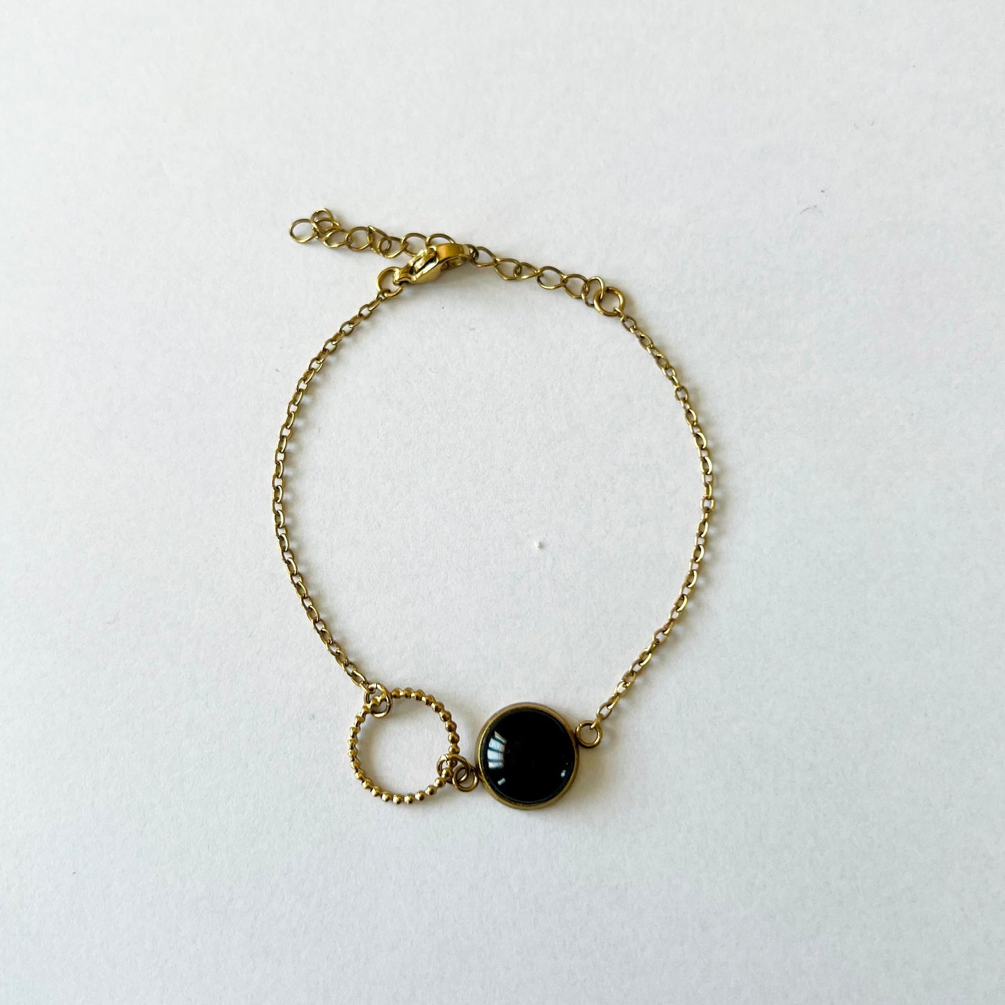 Bracelet fin noir, anneau ciselé, finition dorée ou argentée