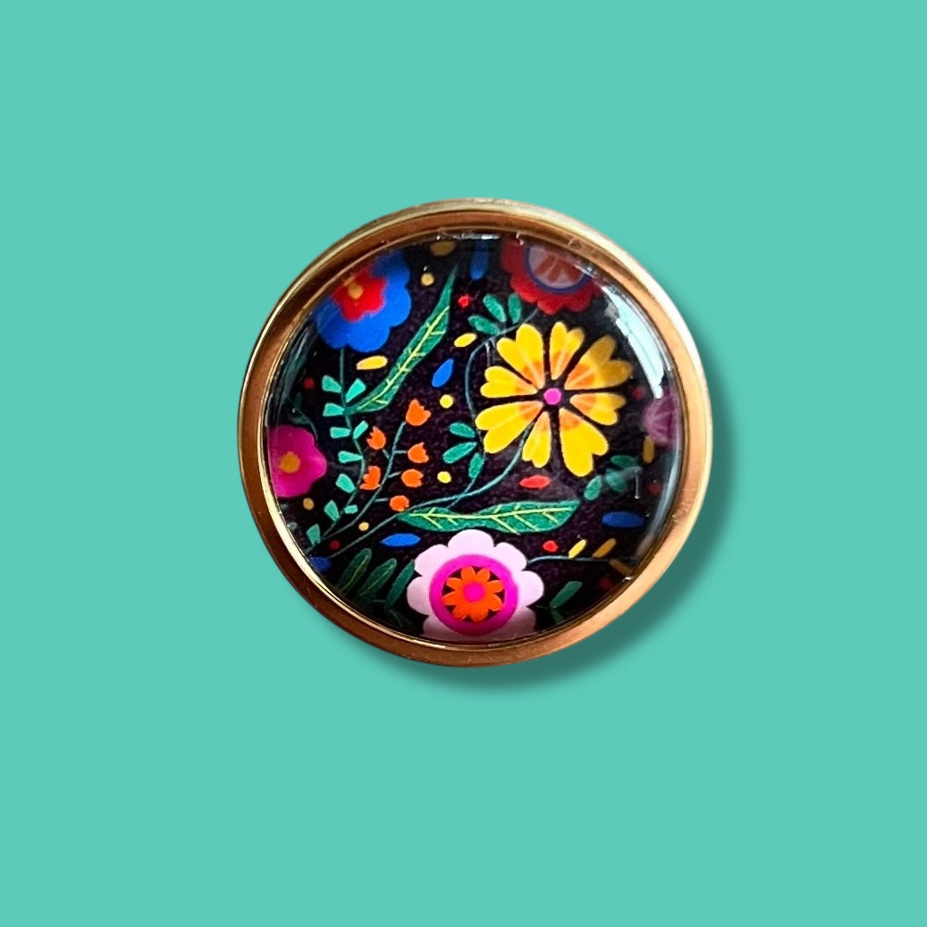 Bague motif floral coloré sur fond noir finition dorée ou argentée