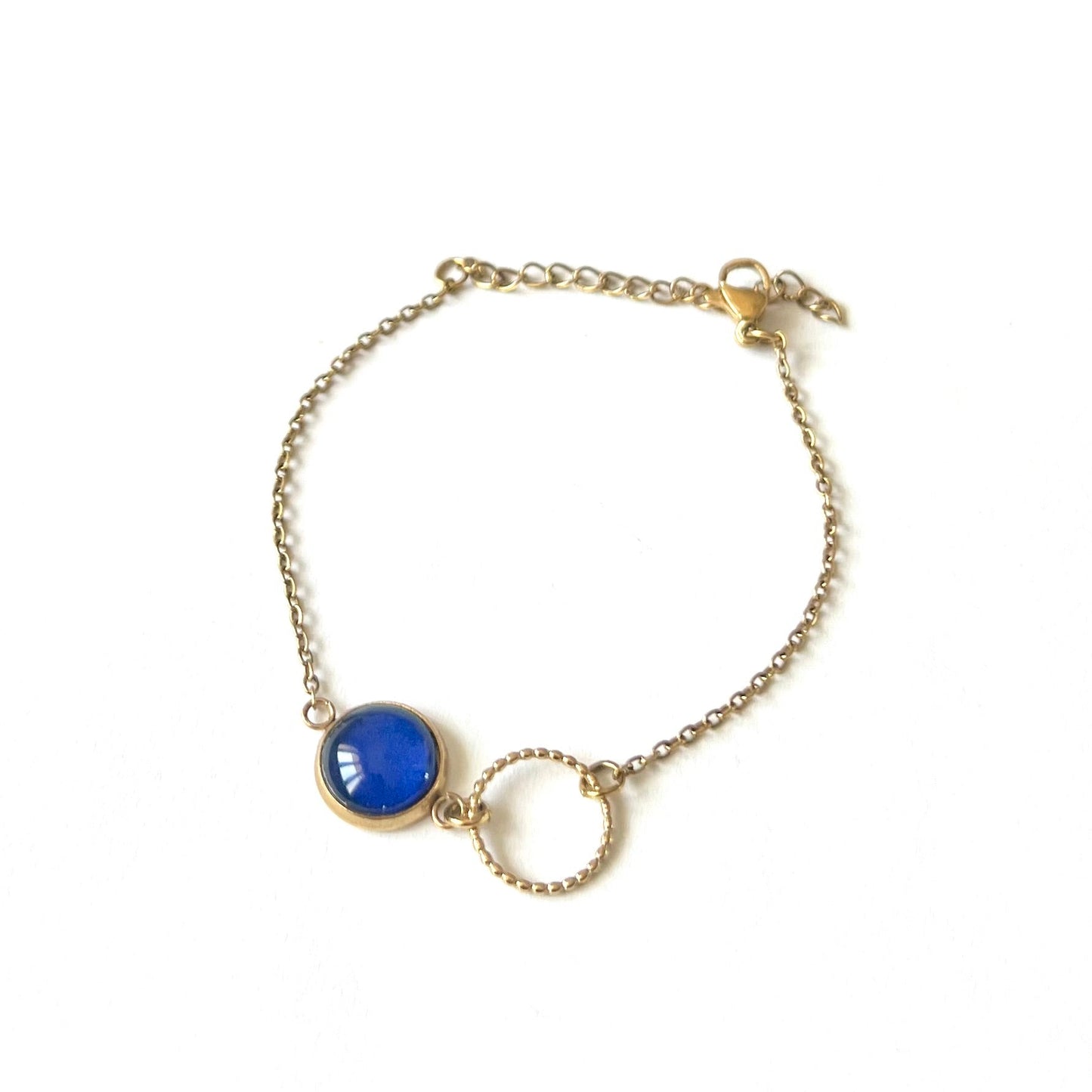 Bracelet fin bleu, anneau ciselé, finition dorée ou argentée