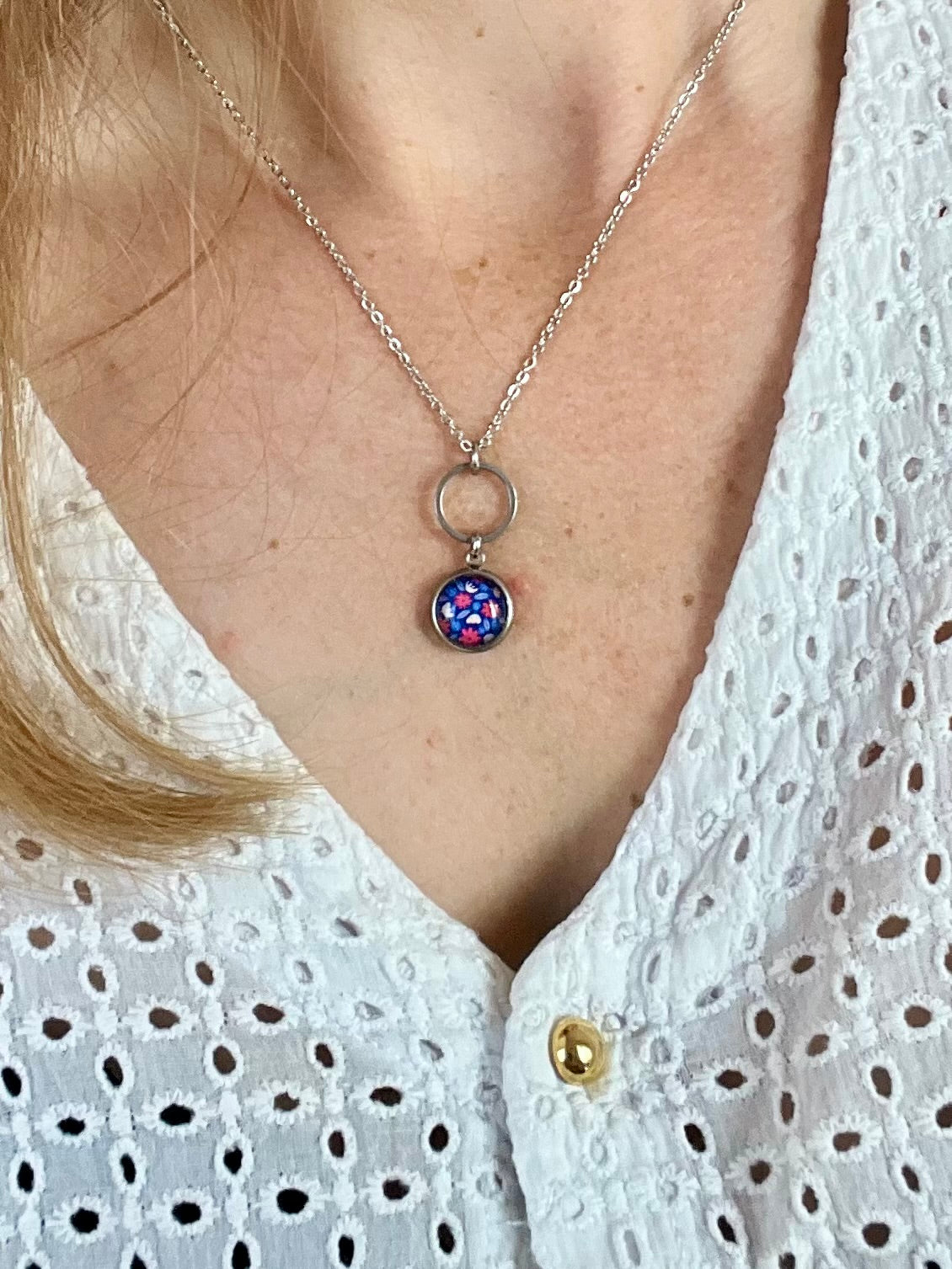Collier bucolique fleurs rouges est bleues