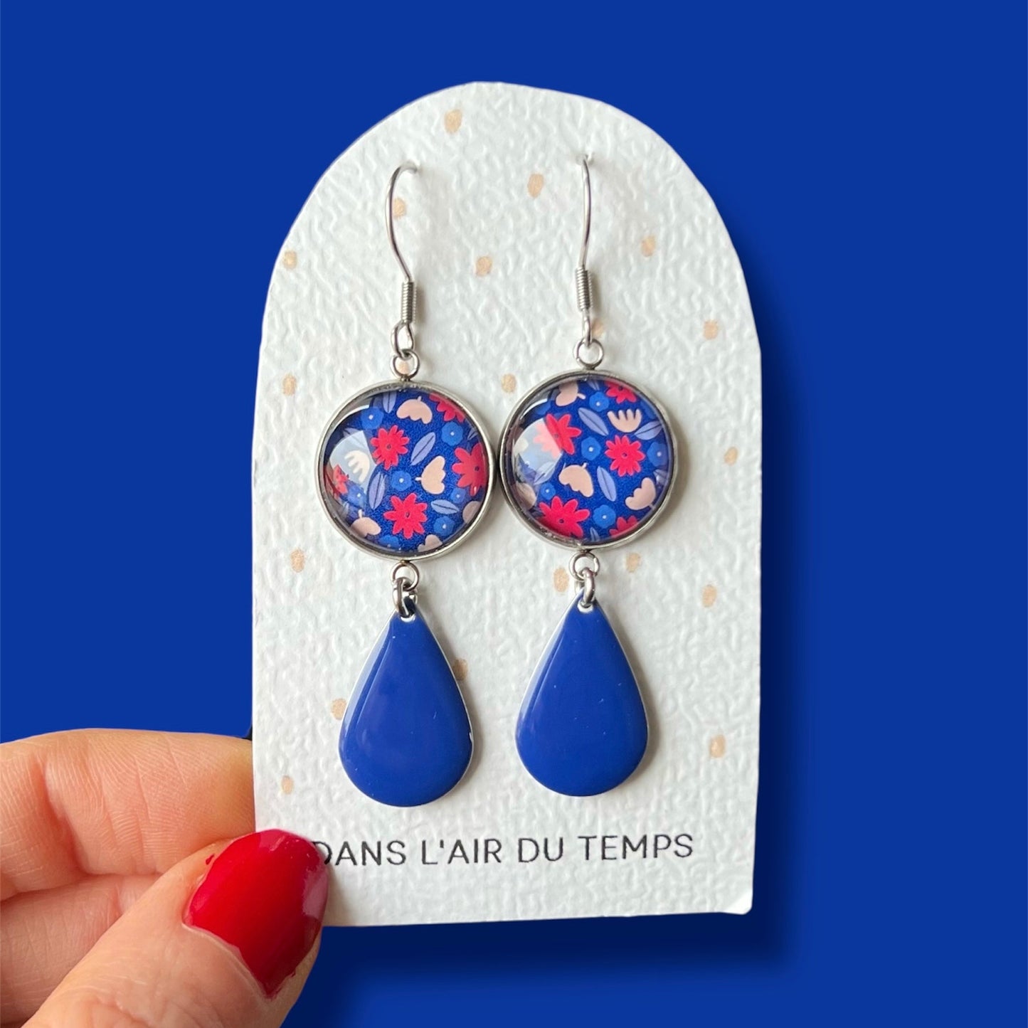 Boucles d'Oreilles fleurs rouges sur fond bleu, émail Bleu