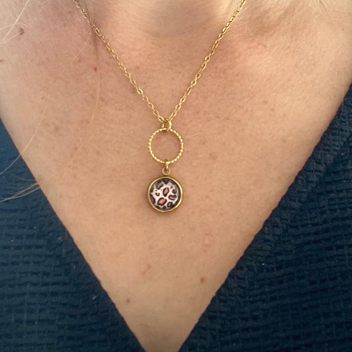 Collier fin motif léopard beige